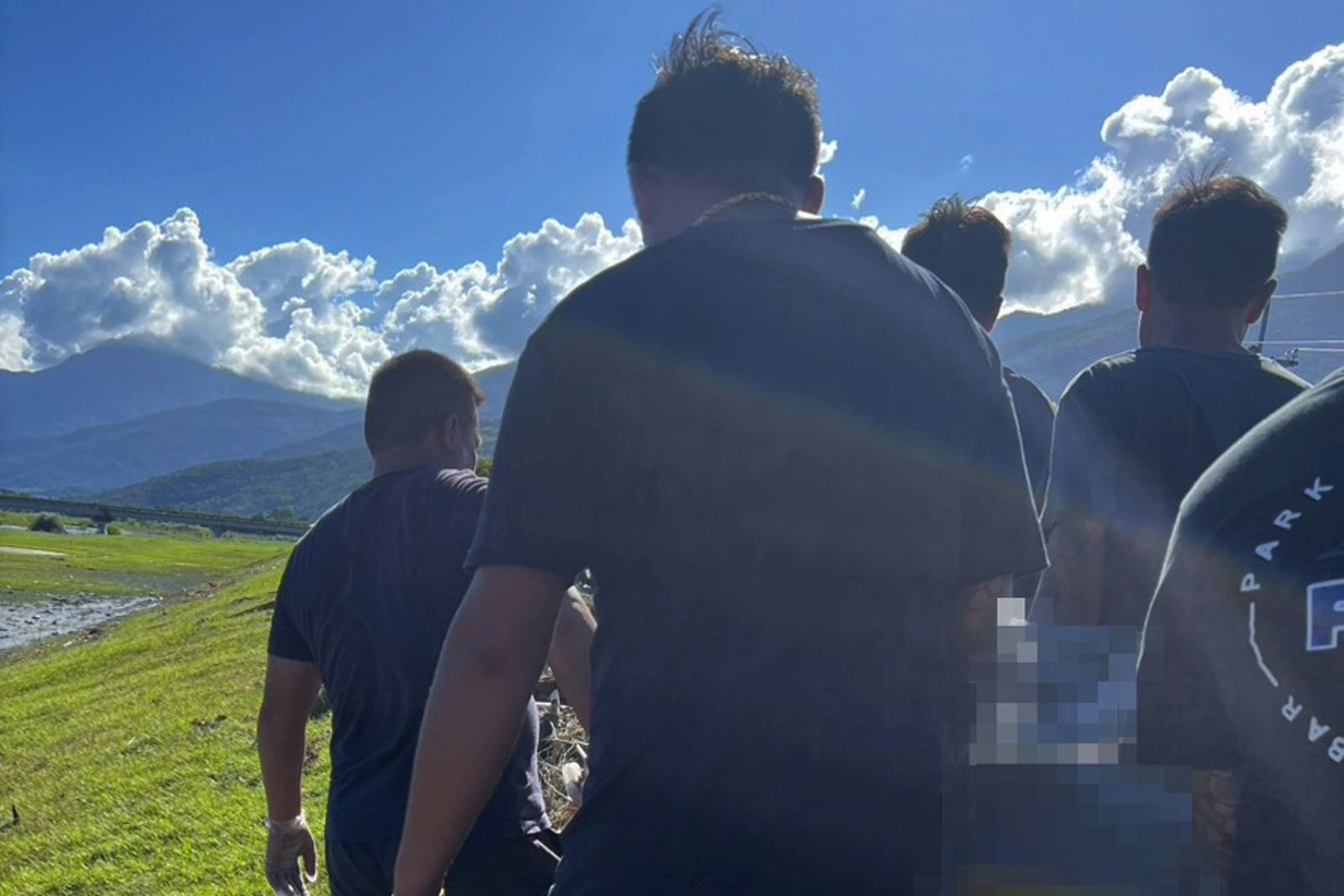 請員工出貨被拒絕！追問才知「在災區扛大體走2公里」　老闆淚謝：會給你們大大的紅包
