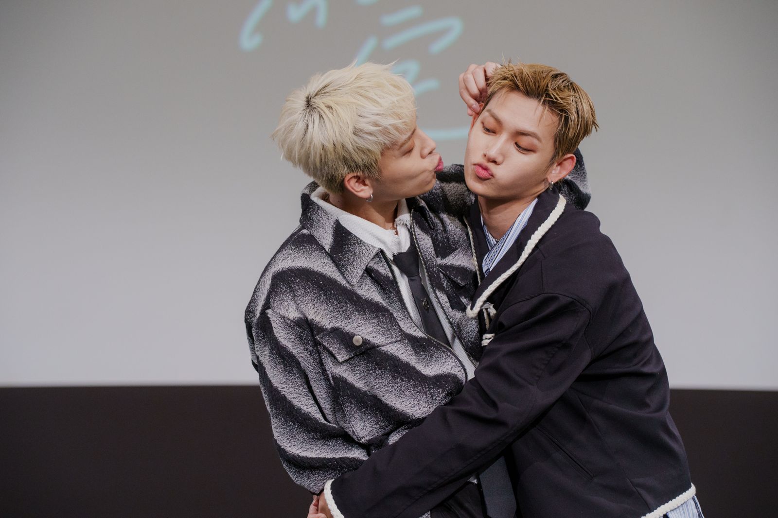 洪暐（左）、李定（右）合照。三立提供