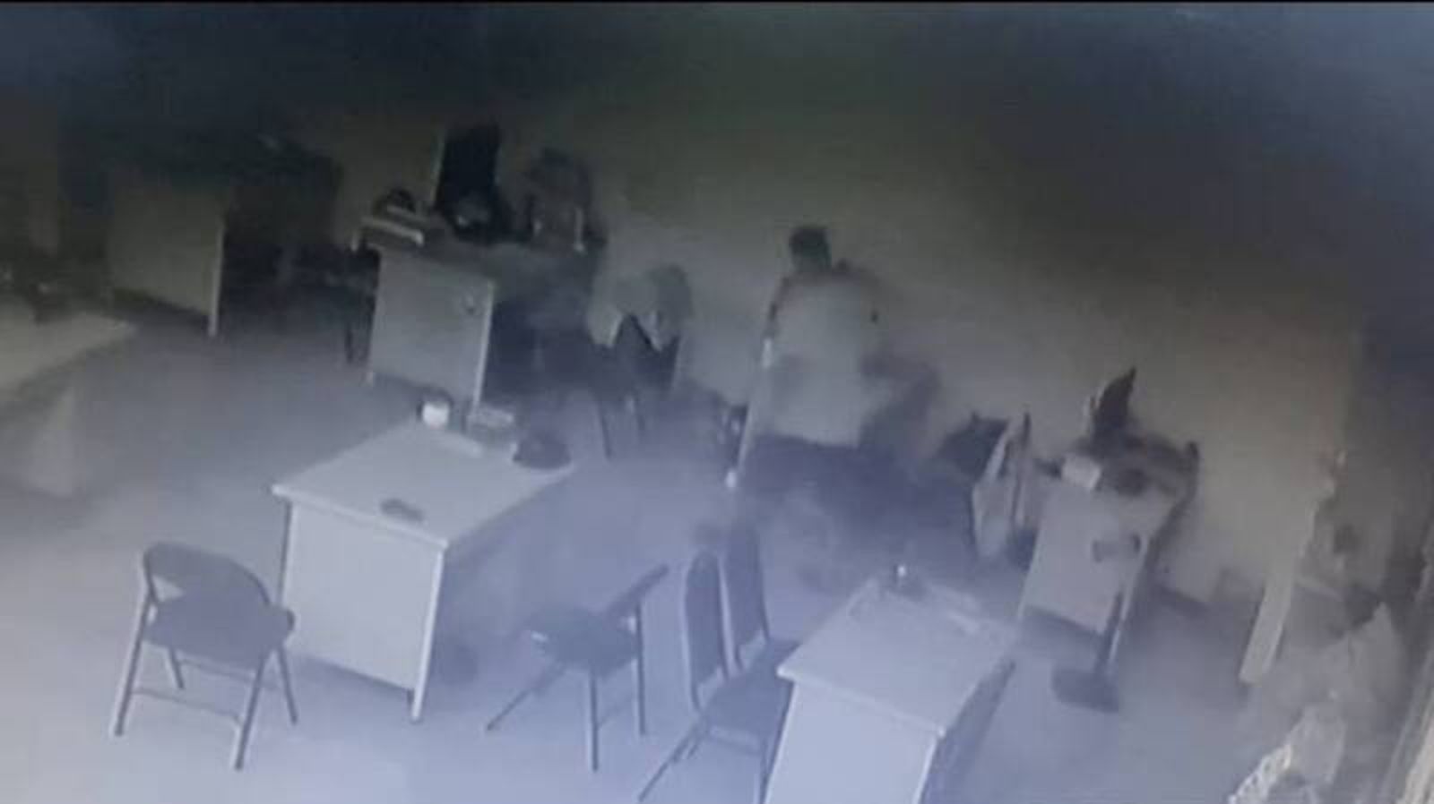 王爺派我來的!怪客踹破莊瑞雄服務處 瓦斯桶旁玩火險引爆