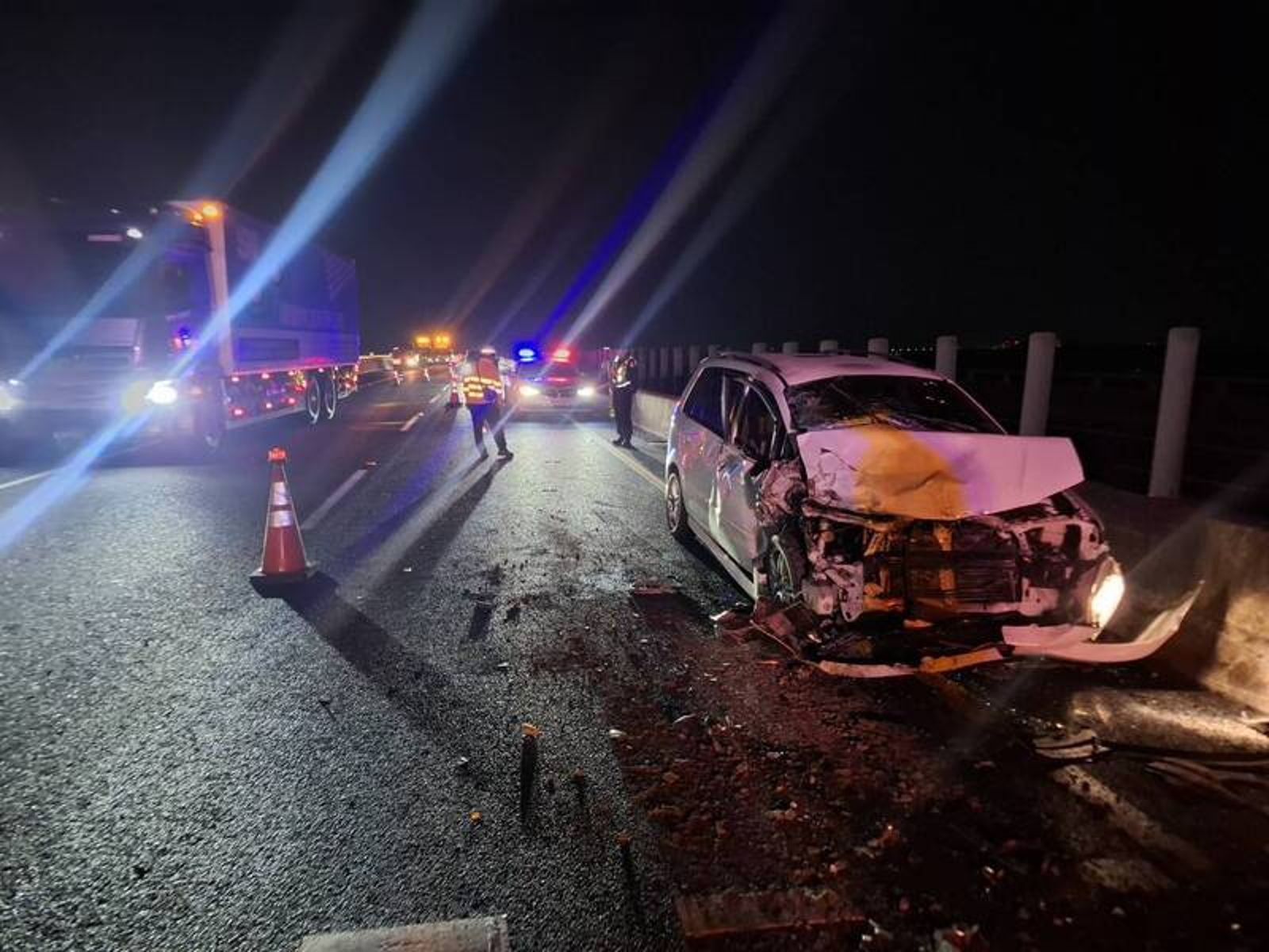 國3驚魂!砂石車「螃蟹走」鬼切撞爛轎車 施工員竟反嗆:為什麼不躲