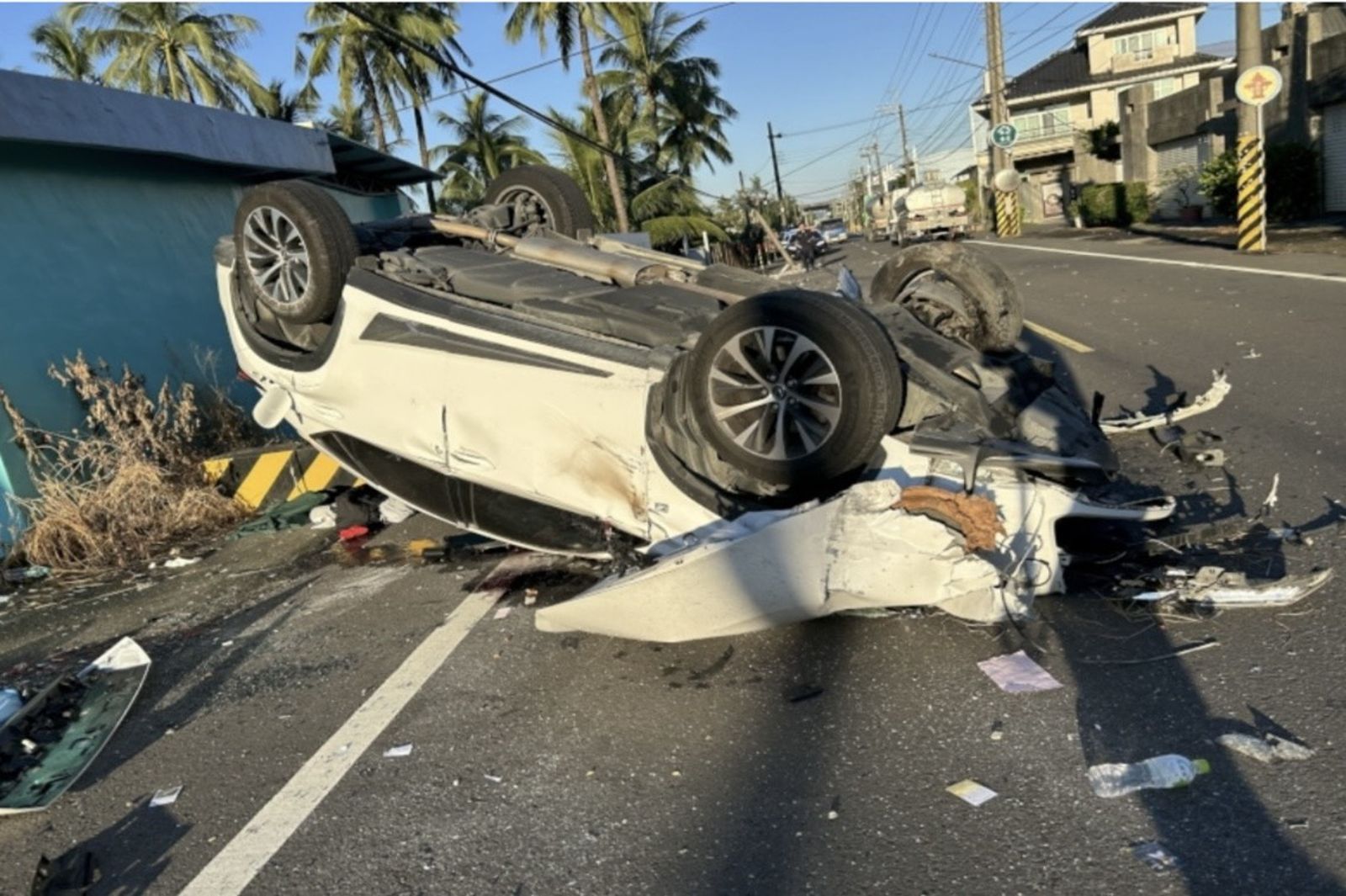 前中信兄弟徐基麟酒駕自撞現場照曝光!小客車四腳朝天扯斷電線桿
