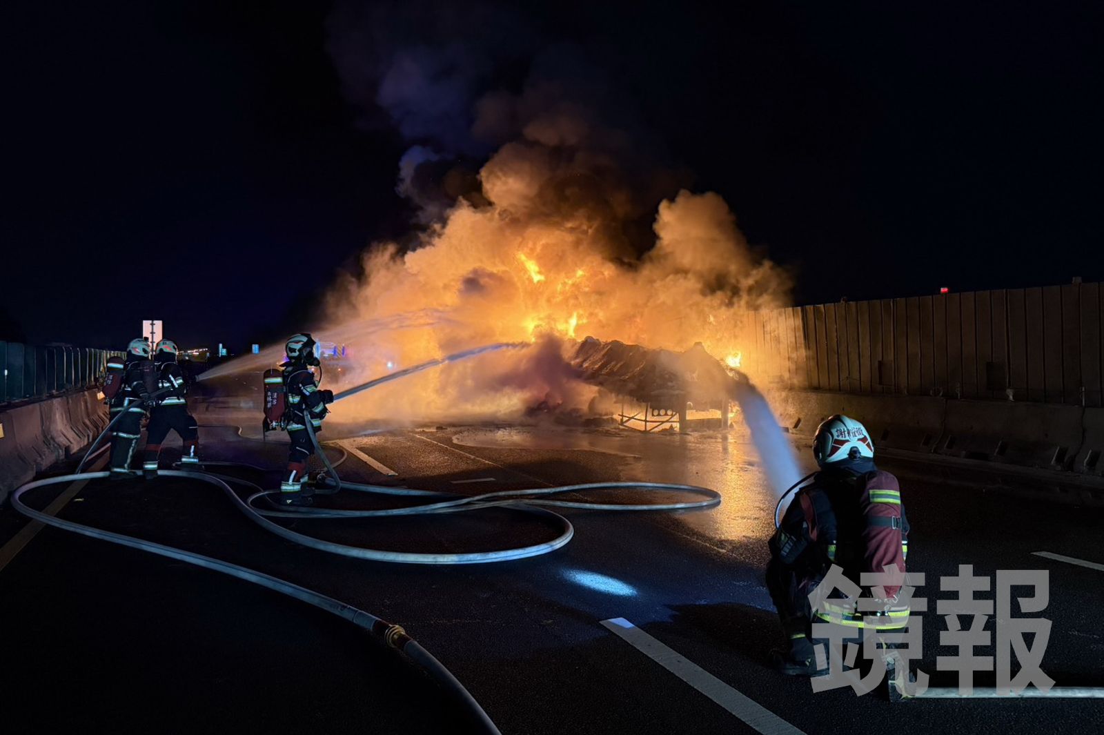 國 1 大林段聯結車陷火海回堵4公里　載運大量化學品成分曝光