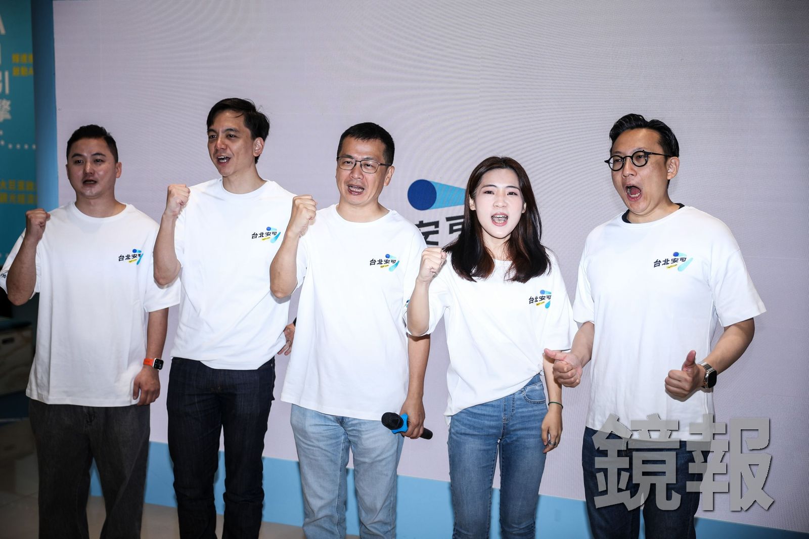 葛如鈞(右一)接下蔣萬安競總SI總幹事、牛煦庭(左二)則擔任文宣總幹事。攝影鄒保祥