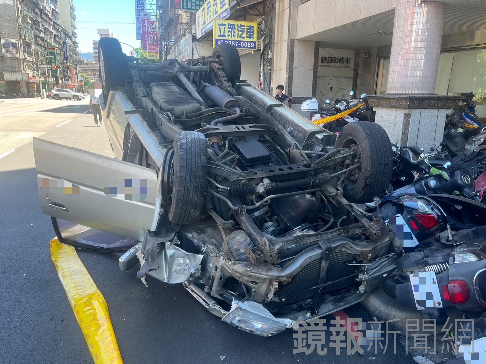 影／陽光太刺眼？6旬翁撞燈桿翻車　波及19機車