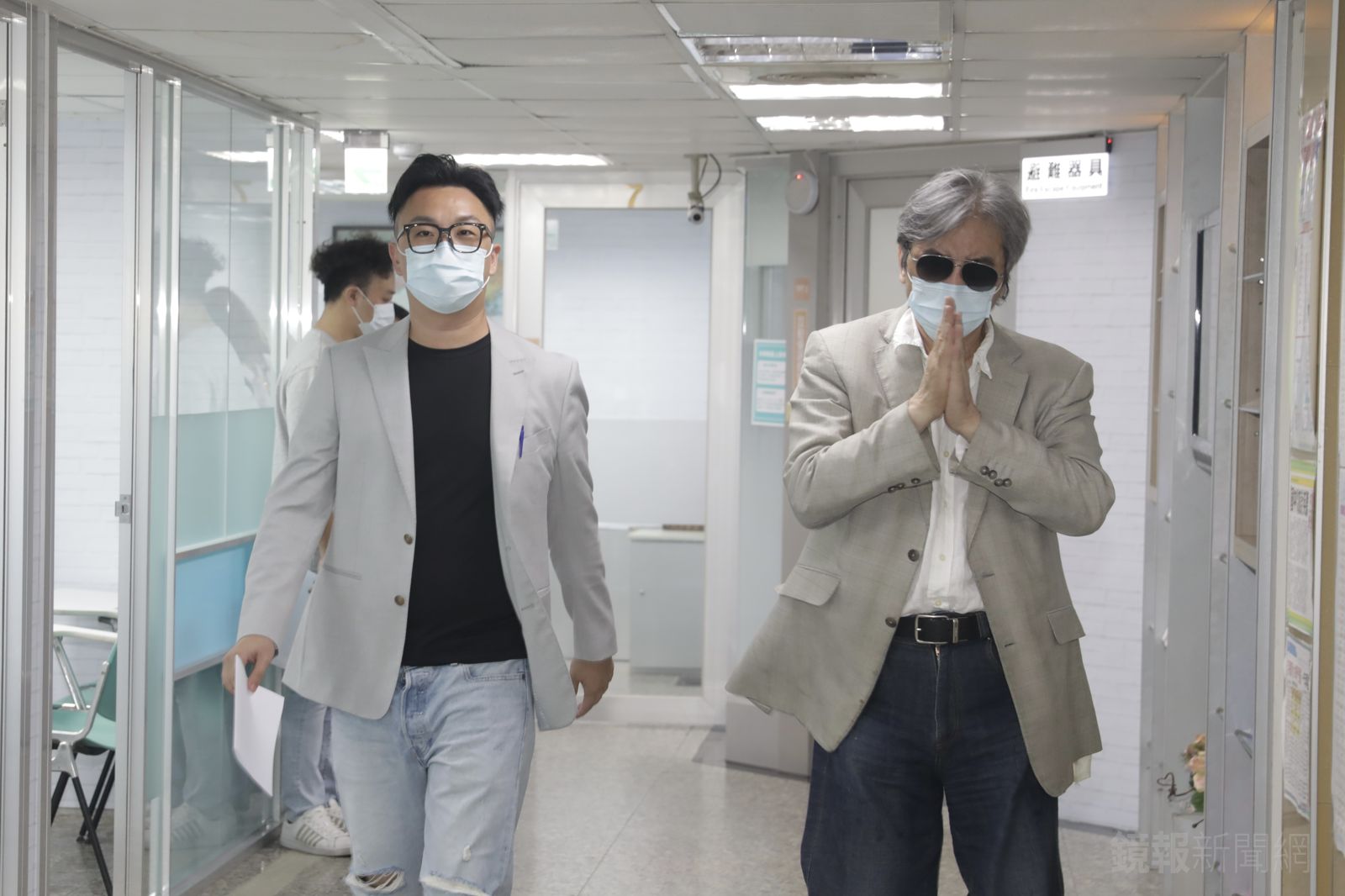 律師閻道至（左）、地球村負責人陳中義（右）被警方拘提到案。林煒凱攝