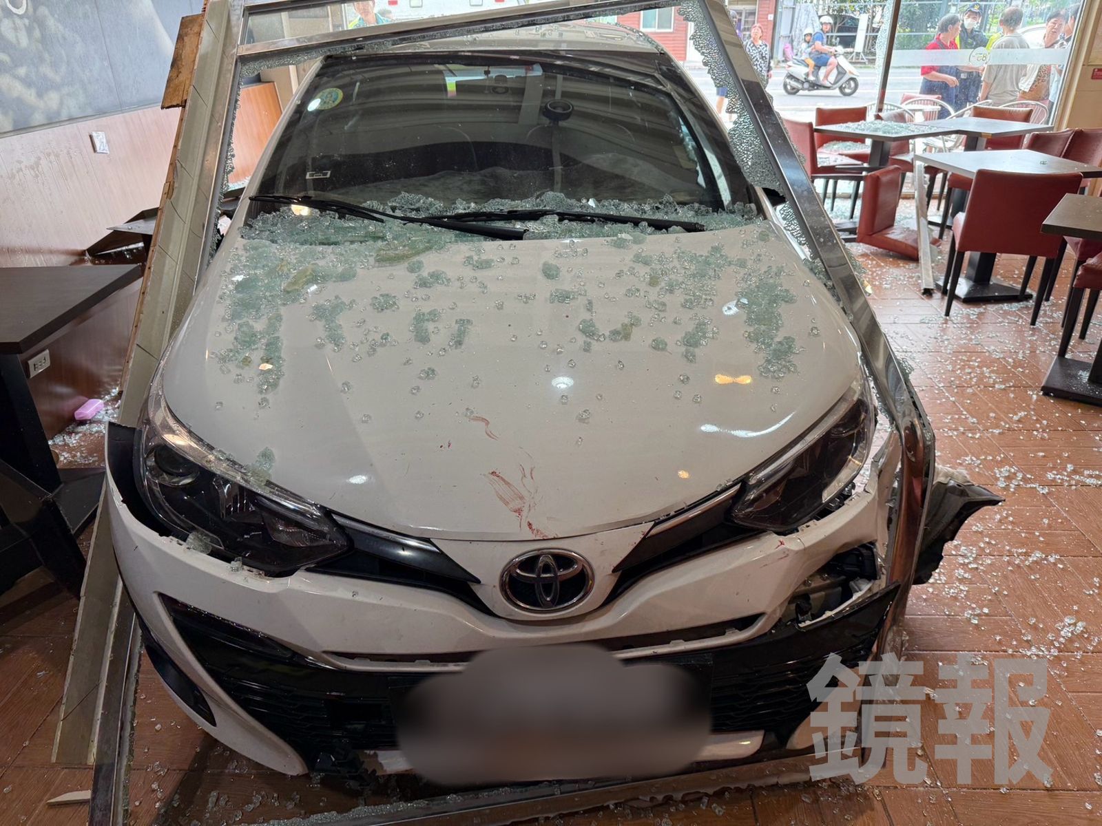 白色轎車撞進連鎖咖啡店，車頭還沾染死者的血跡。民眾提供