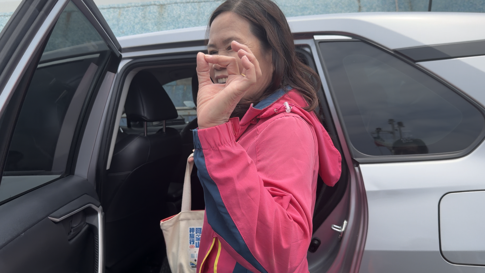 助理費新制台東首例！綠島「媽媽議員」王姷力涉貪遭帶回　憔悴下船：有人要對付我