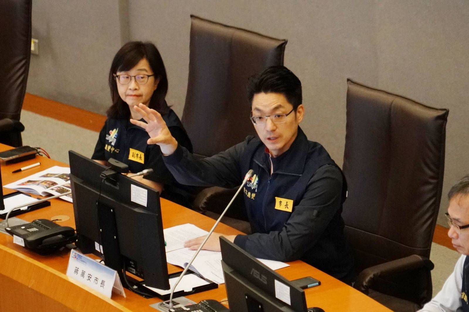 台北市長蔣萬安昨晚留宿災害應變中心坐鎮,今天(24日)上午主持會報時則戴上眼鏡現身。圖/台北市政府提供