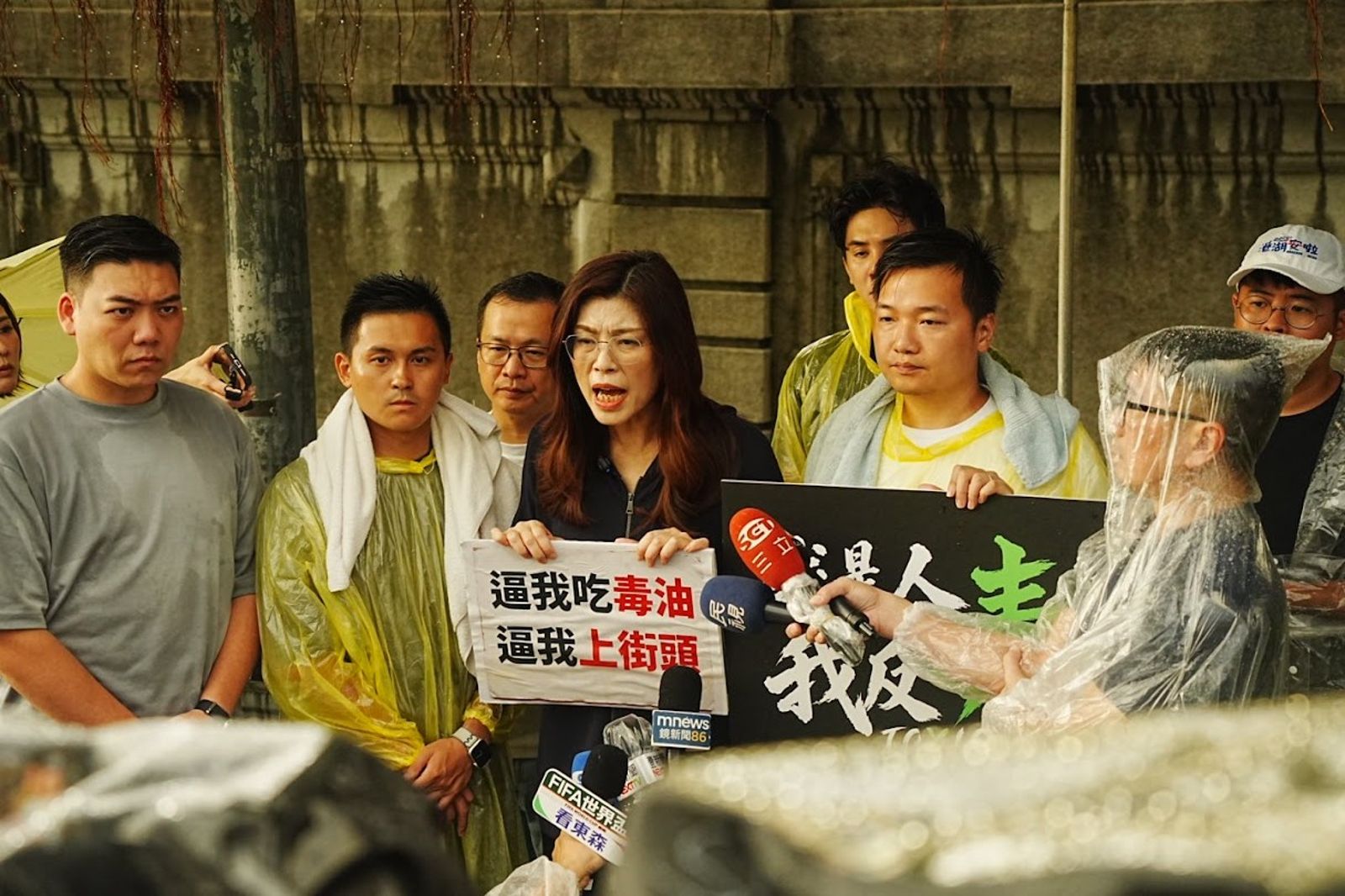 藍青年絕食1週抗議毒油風波!鄭麗文趕赴關心 心疼怒吼:賴清德出來負責