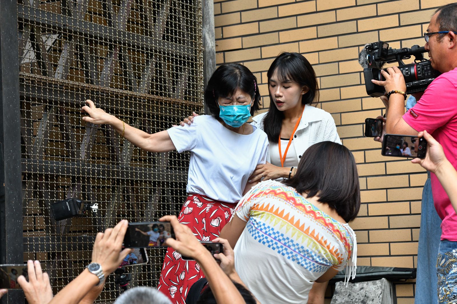 柯文哲、陳佩琪(戴口罩者)陪廖萬隆看退租屋,卻被說成看1.2億元豪宅。