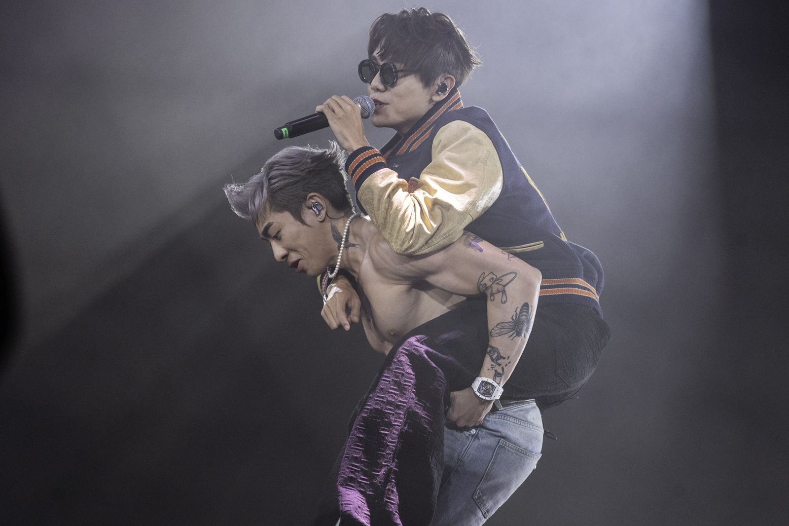 Tyson Yoshi在演唱會上背著林家謙。想不到音樂工作室提供