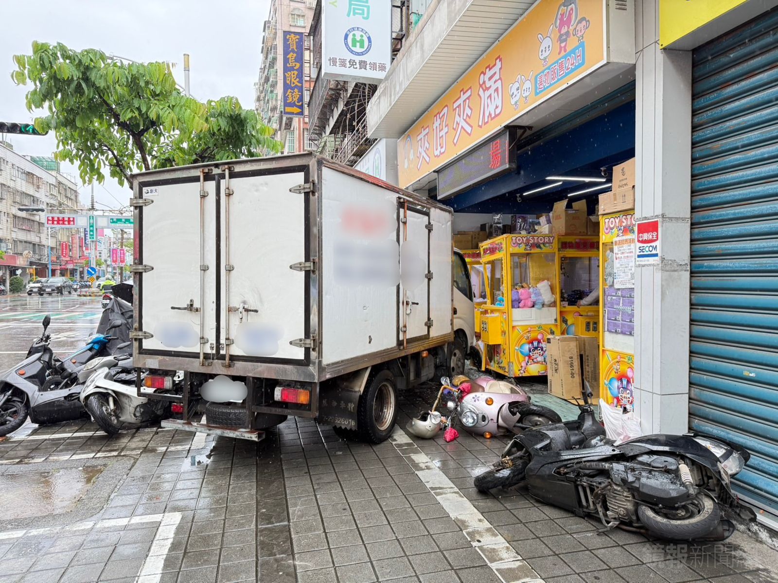 小貨車先衝撞停車格的機車再撞進娃娃機店。警方提供