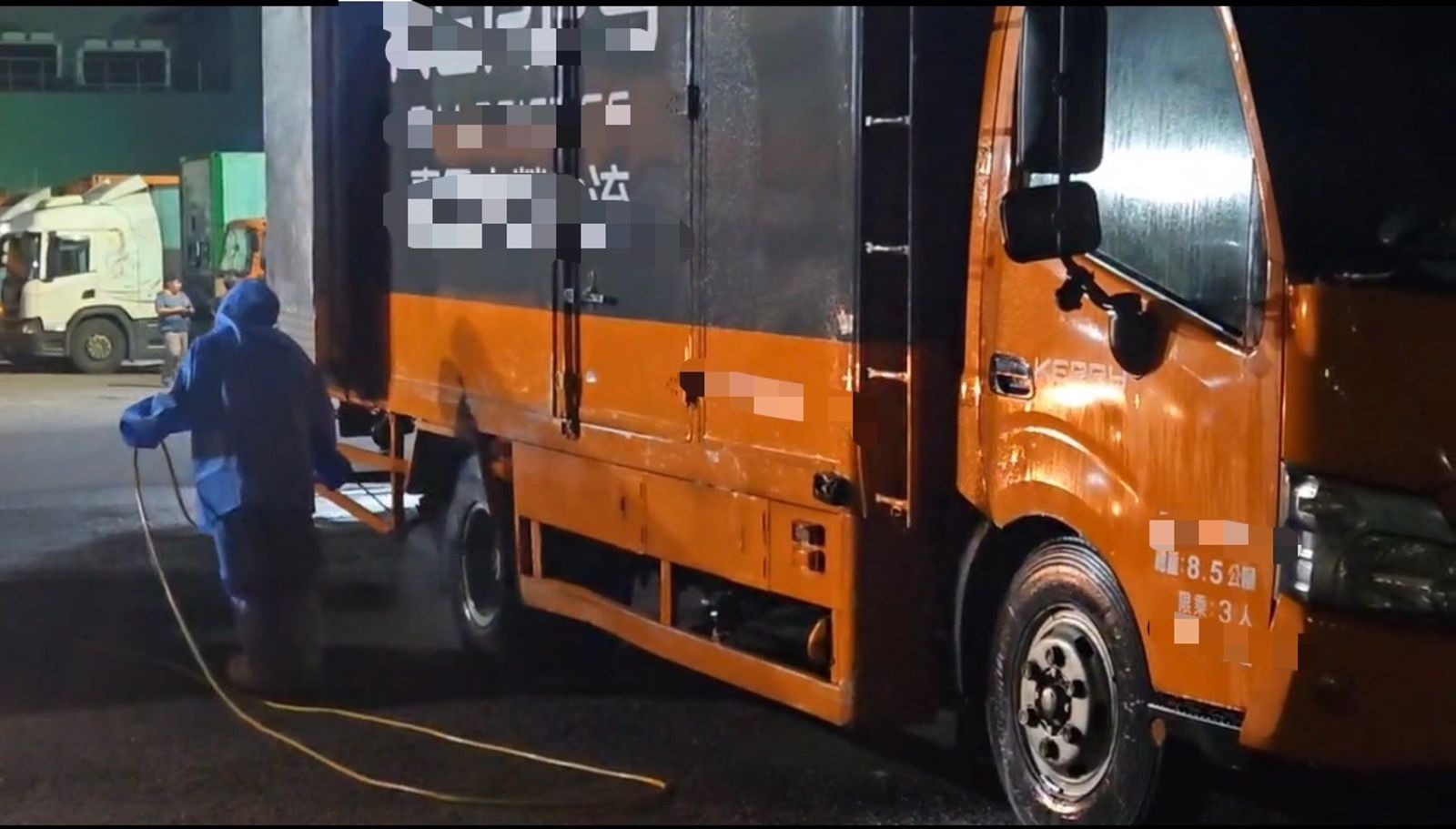 衛生局黃志中局長帶隊追查肉品流向,會同農業局動保處前往封存並穿著全罩式防護衣進行全面清消,限制全車貨品移動管制,確認該批肉品未流入市面。圖/高雄市衛生局提供