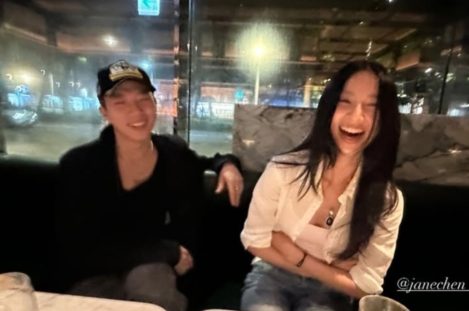 ØZI七夕放閃辣模女友!穩交3年公開喊「My Val」 奪金曲後感情也超甜