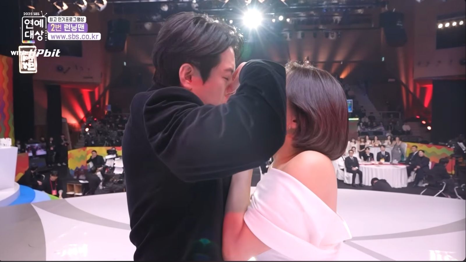 梁世燦在表演途中還閉氣捏鼻。翻攝YT@SBSenter.official