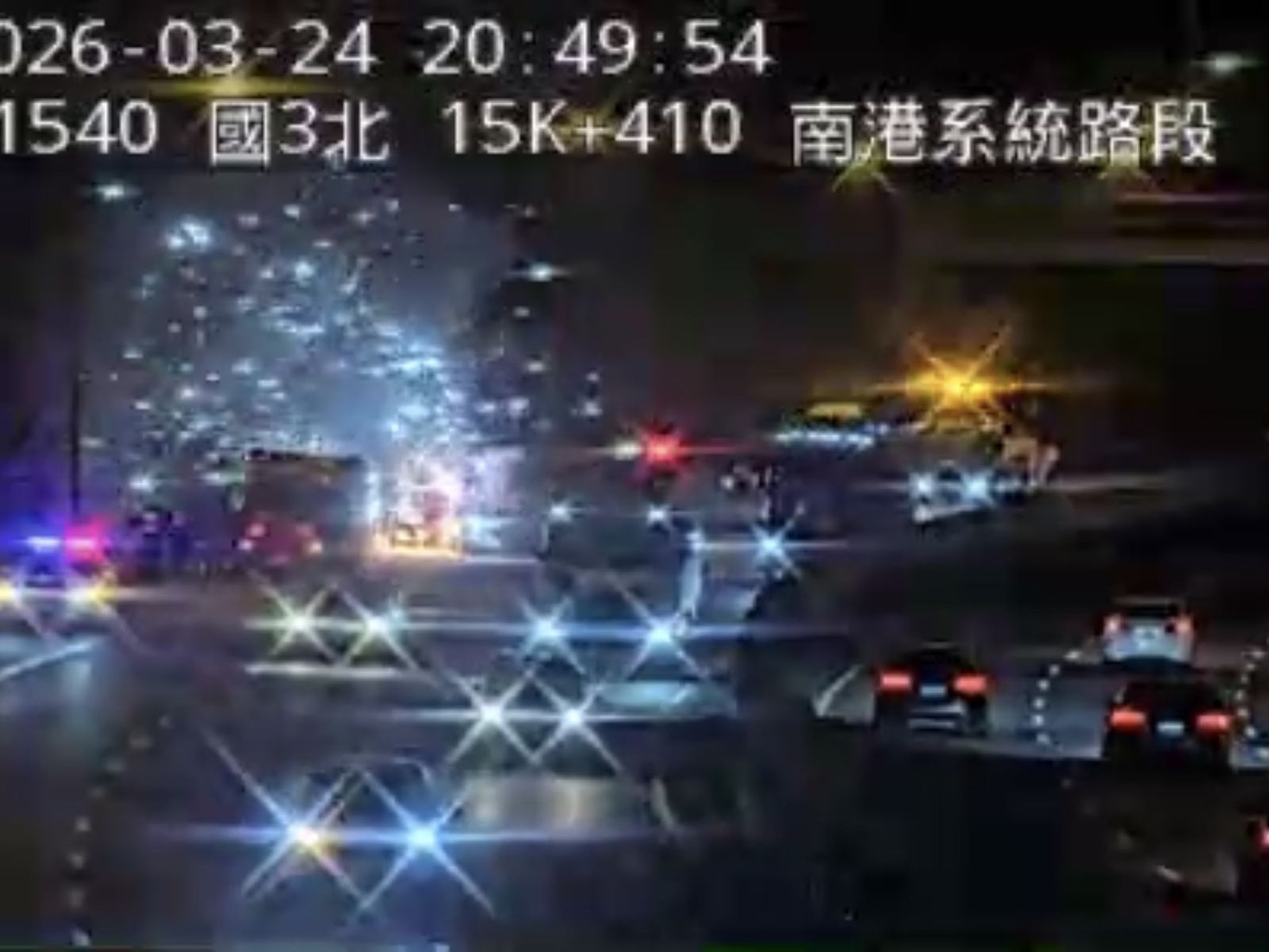 嚇壞！國道南港系統轎車自燃延燒電桿　火光炸裂瞬間畫面曝