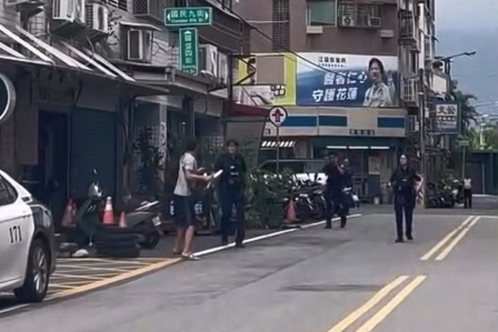 3警圍捕驚險畫面曝!花蓮男「持雙刀」當街襲警!「飛簷走壁」騎車狂逃1小時終於栽了