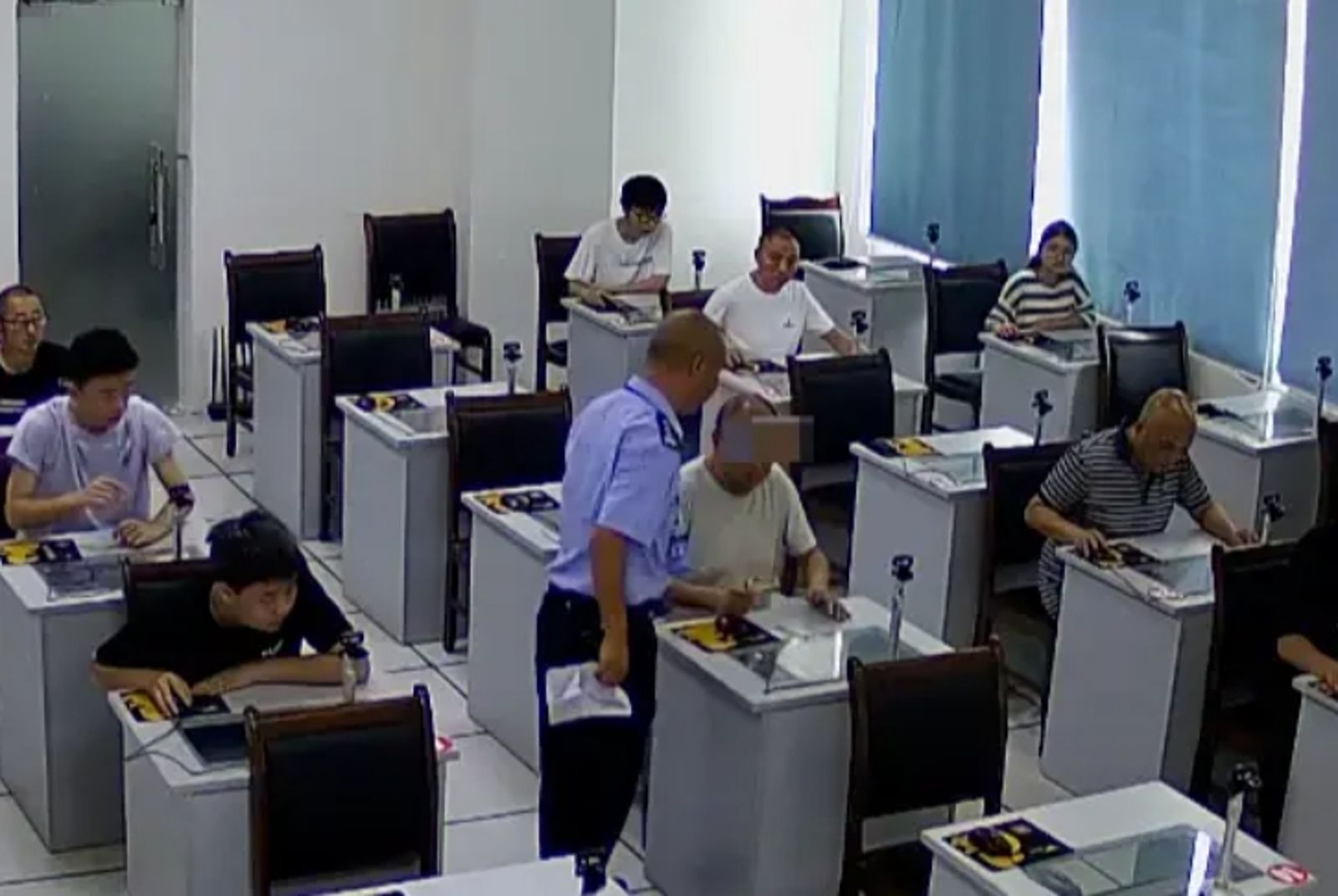 太扯了！53歲男考駕照　偷帶小抄＋放大鏡作弊…下場出爐