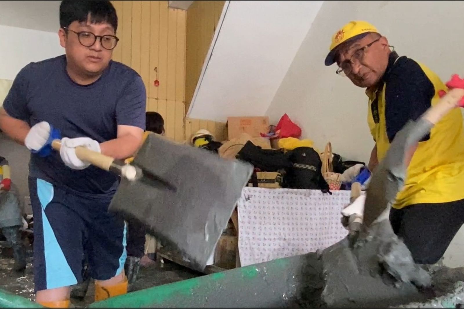 父子倆在花蓮巧遇才知對方也來救災。圖／翻攝自今日花蓮