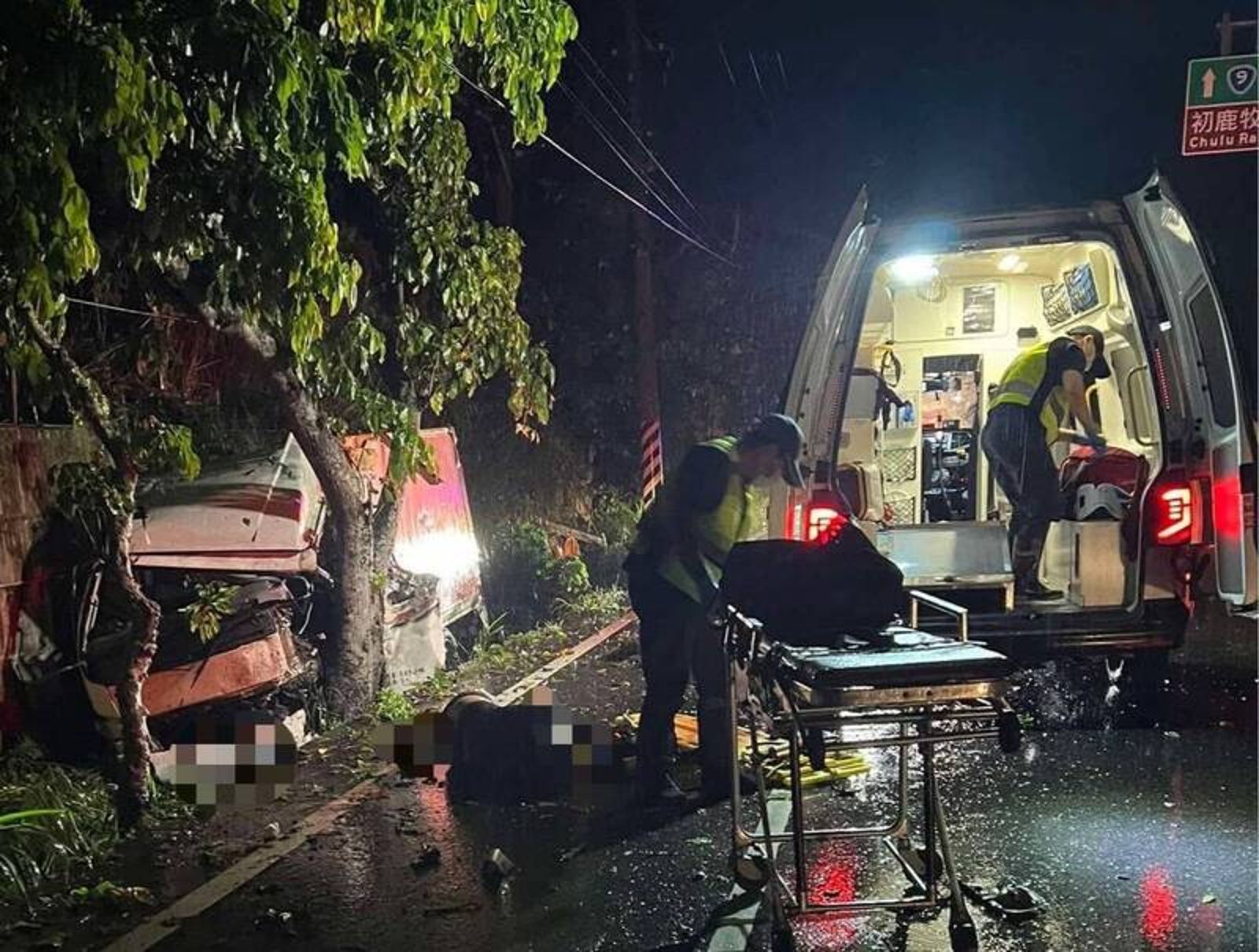 台9線台東大貨車「卡死樹縫」變形　駕駛斷腿露骨仍奇蹟爬出求救