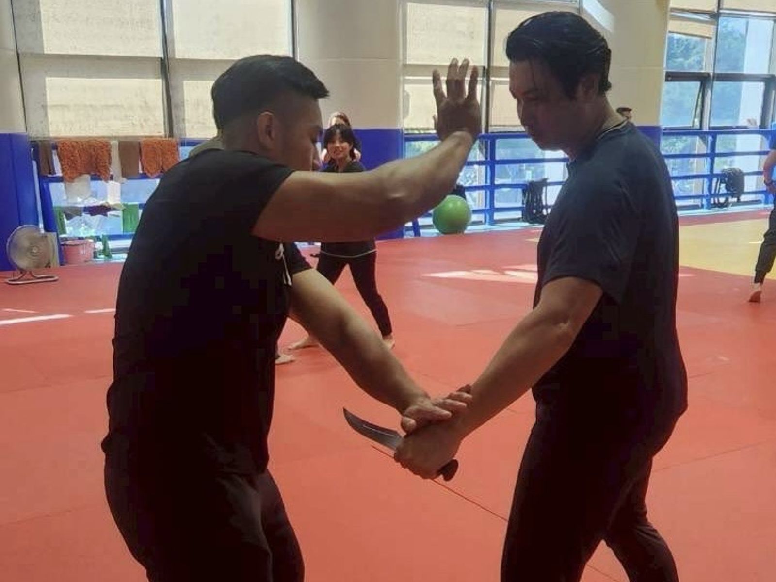 台灣「富人」安全貼身保鑣成標配　金牌隨扈養成不簡單...女性更搶手