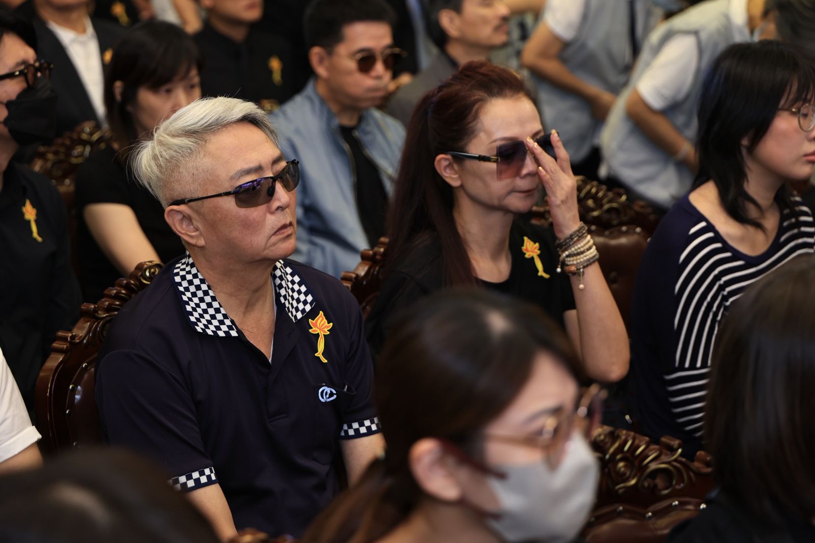 高欣欣(右)與李國超夫妻出席傅子純告別式。民視提供