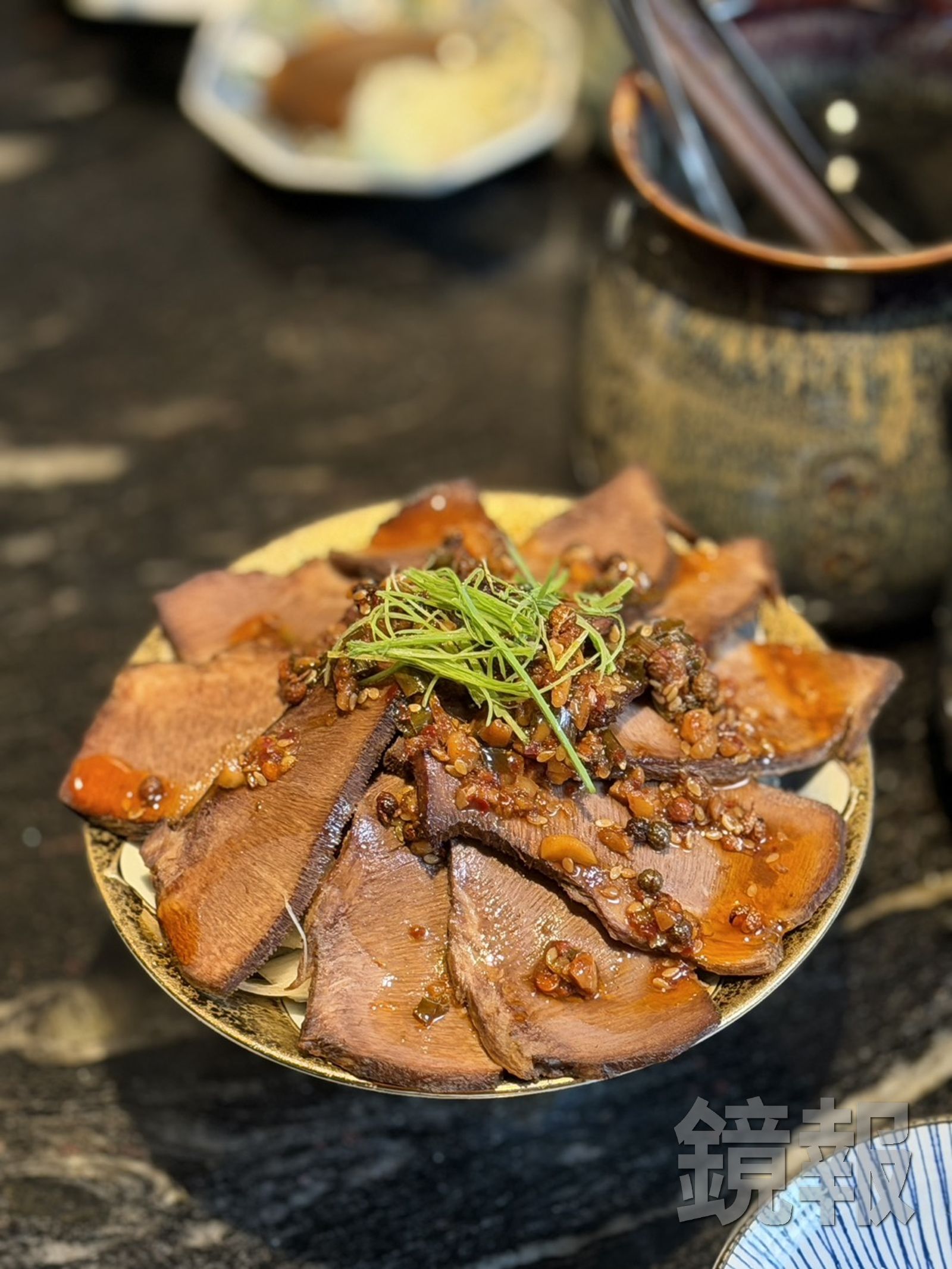 「口水和牛舌」口感鹹香爽脆,搭配特製醬汁微辣開胃。(9,880元雙人套餐菜色)