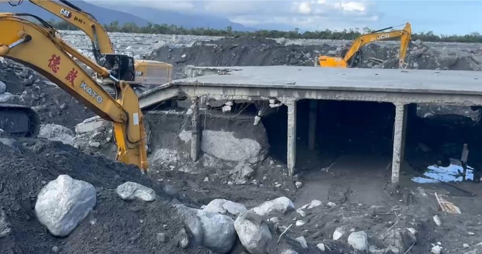 花蓮洪災光復鄉17死7失聯！　佛祖街淤泥埋4米　怪手硬挖半層樓仍無人