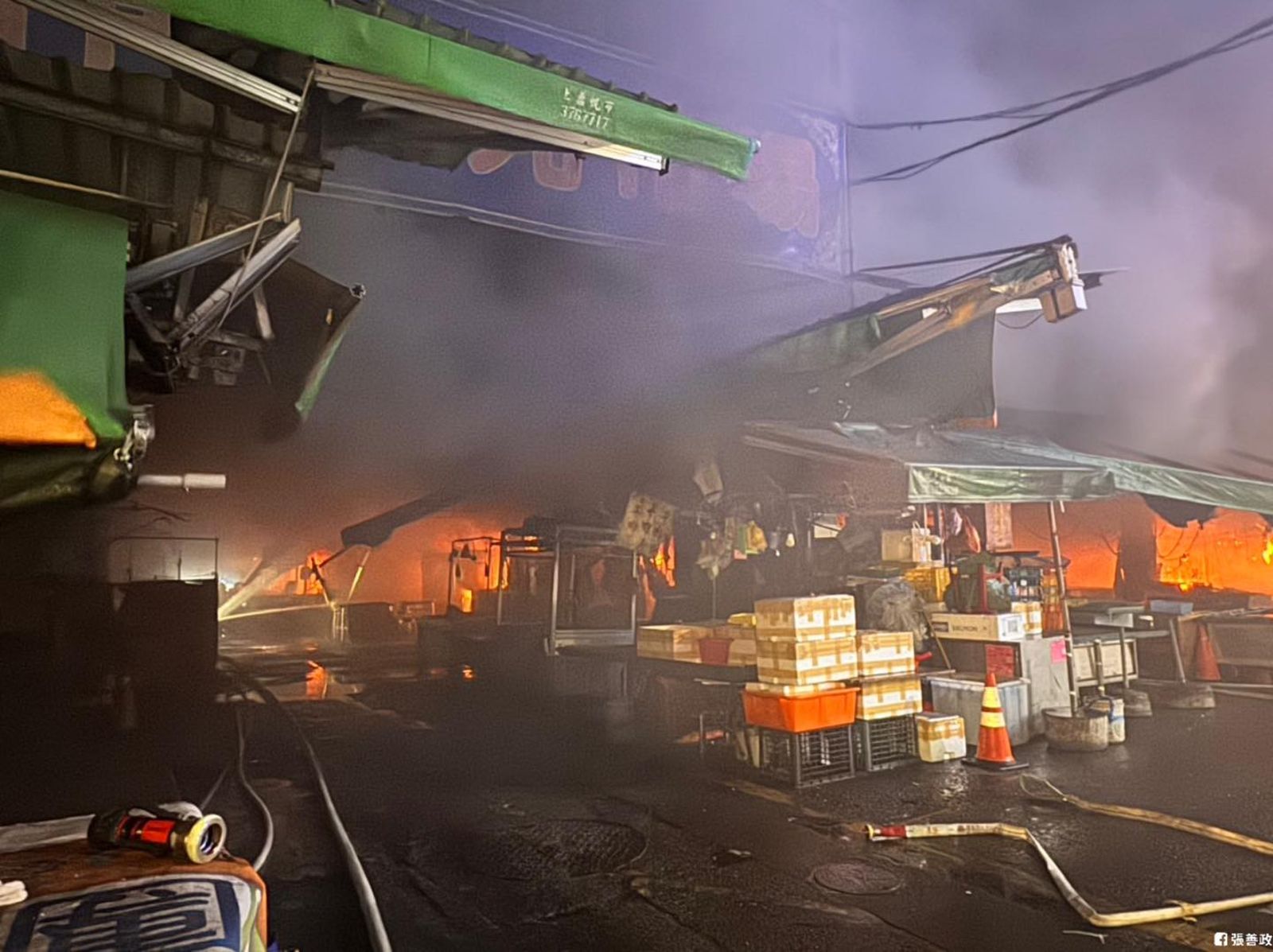 桃園南門市場攤販大火。圖/翻攝自張善政臉書