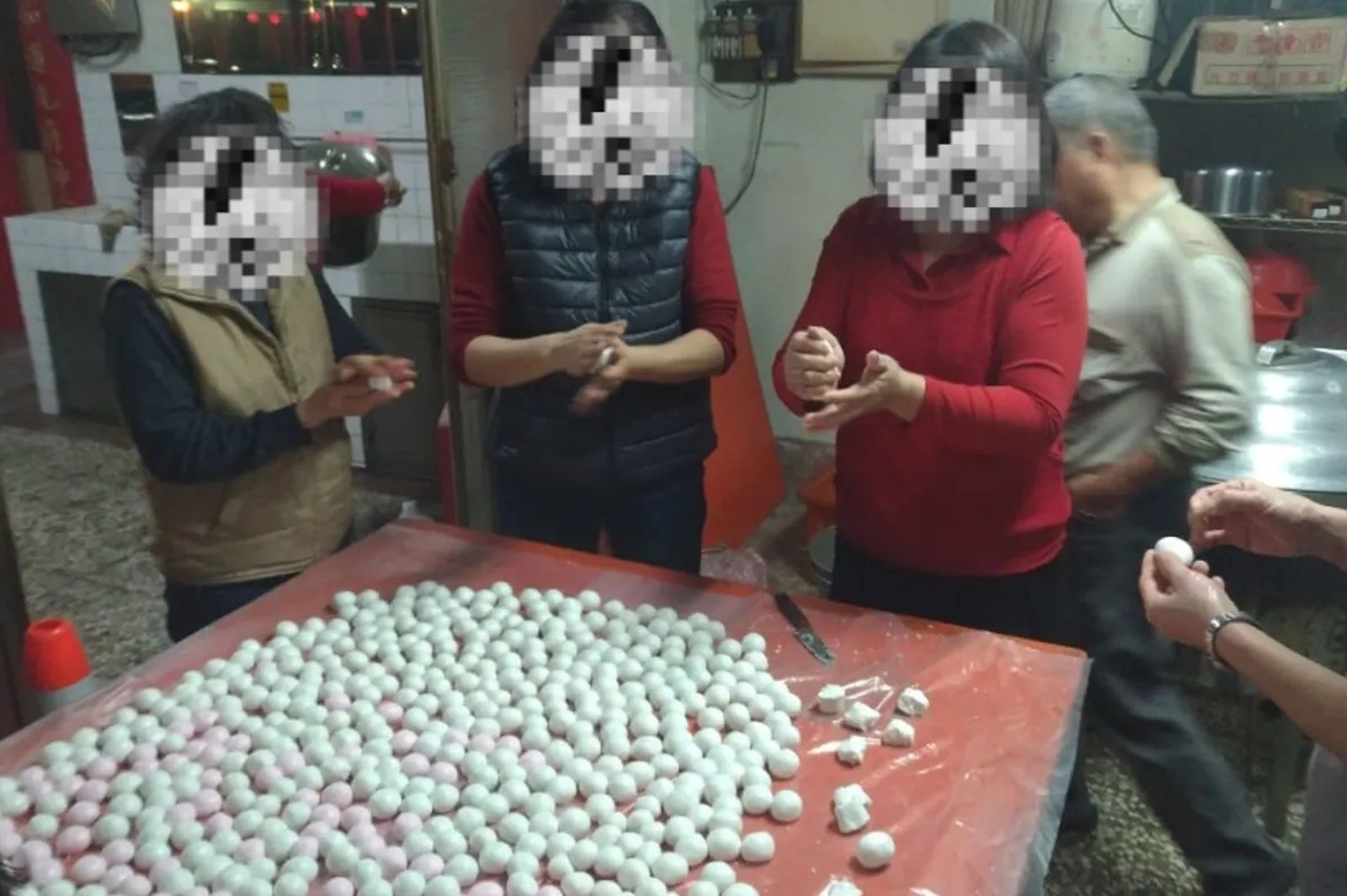 吳姓里長還附上妻子和志工一起搓湯圓的照片。圖／翻攝自當事人FB