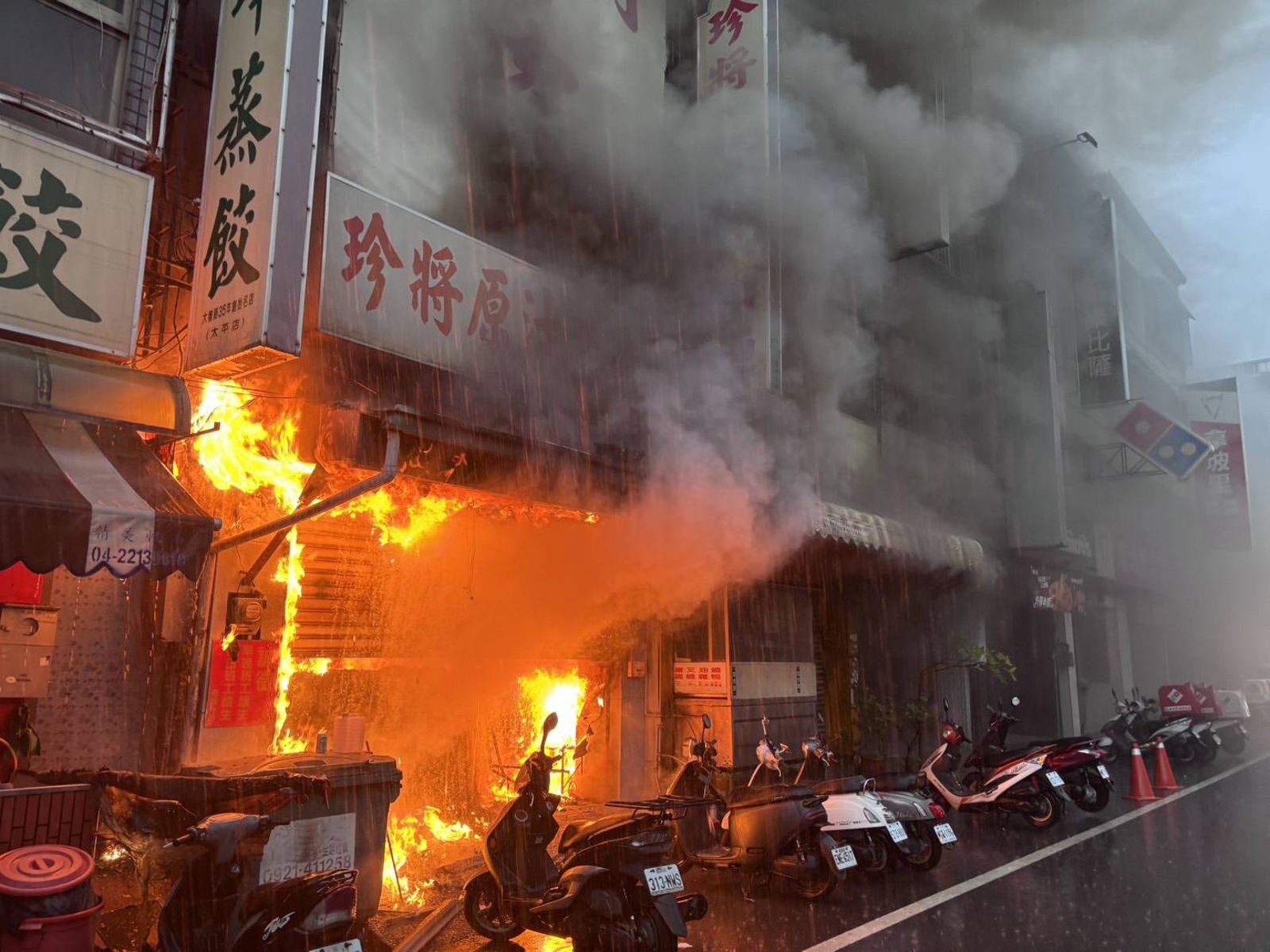 台中老字號牛肉麵店「珍將原汁牛肉麵」7月31日發生重大火警。圖/翻攝自記者爆料網