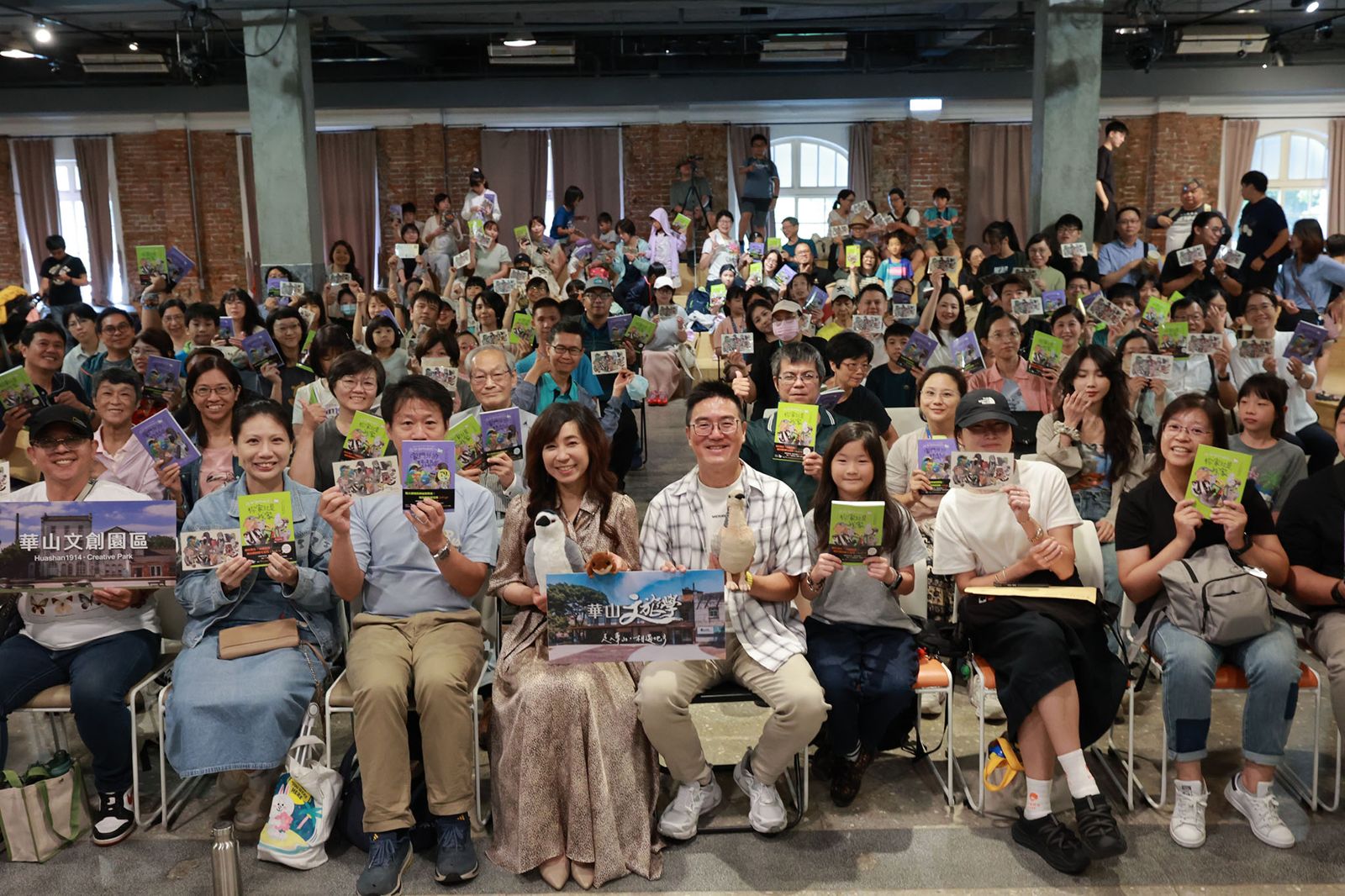 黃一峯(中間)的新書發表會吸引百人熱情應援。遠流出版提供