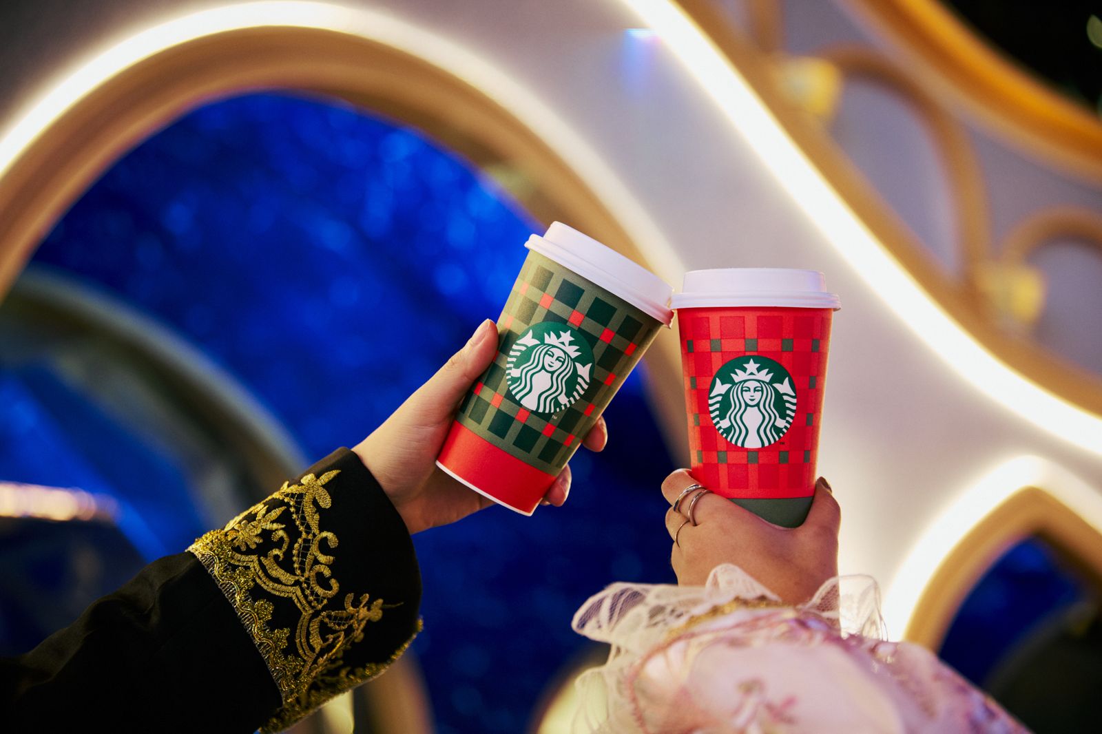 今天有「歡樂同慶好友分享日」活動，購買2杯大杯以上、同口味、冰熱一致的飲料，其中一杯由星巴克招待。（星巴克供圖）