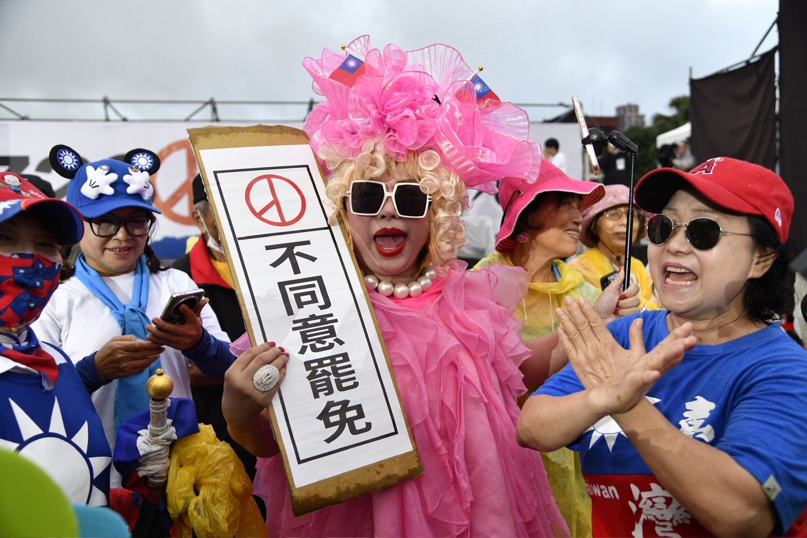 國民黨今在選前之夜搶下凱道辦造勢,儘管天氣不作美,現場仍聚集數萬民眾到場支持。(圖/李智為攝)