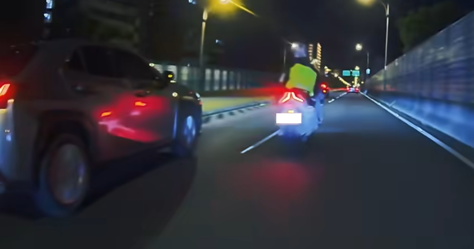 重機騎士「刷卡」超車跳針回「有撞到你嗎」　車友怒「比三寶還危險」