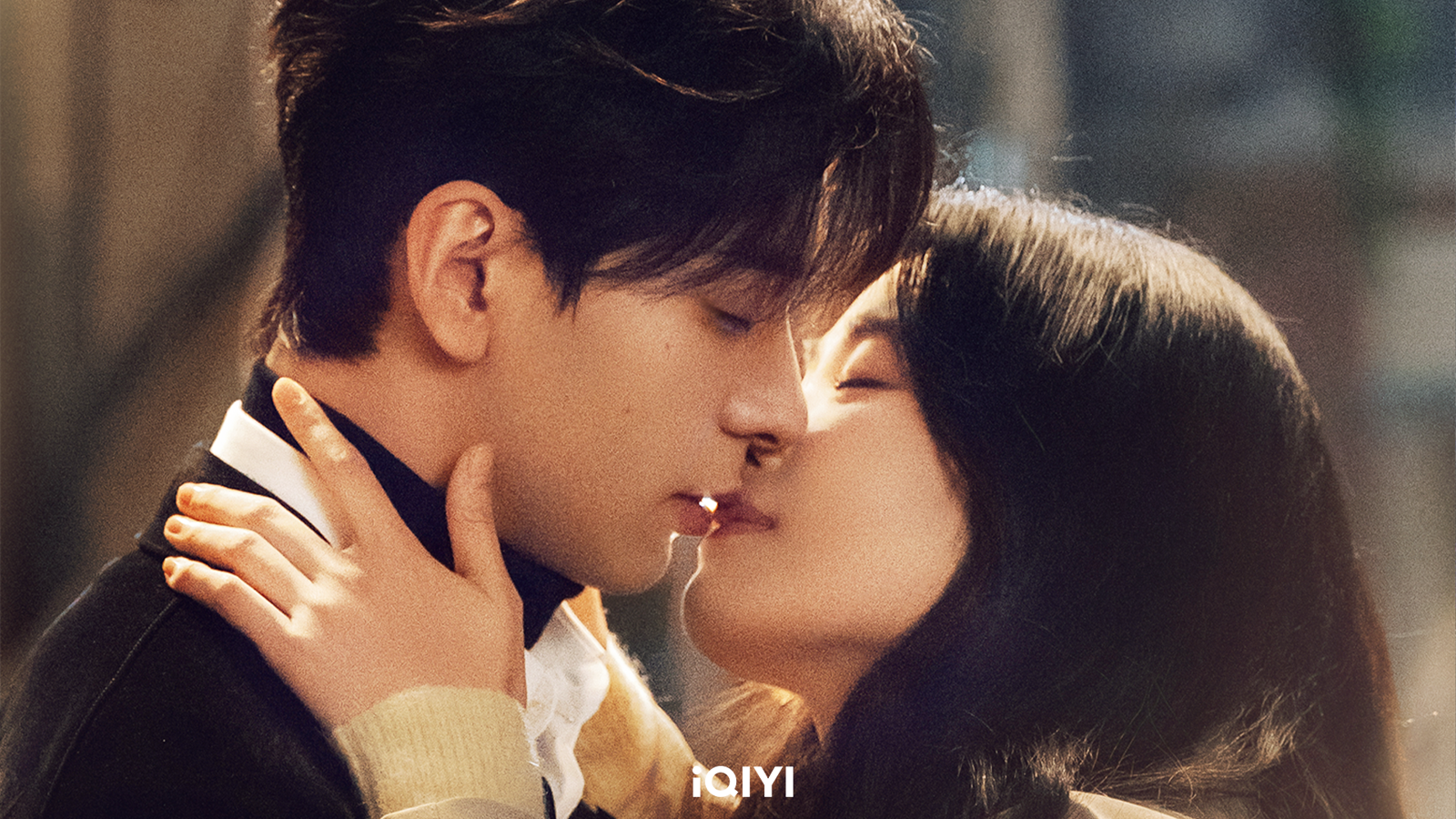 盧昱曉（右）誤食毒蘑菇出現幻覺，以為身處夢境，直接親上陳星旭。iQIYI愛奇藝國際版提供