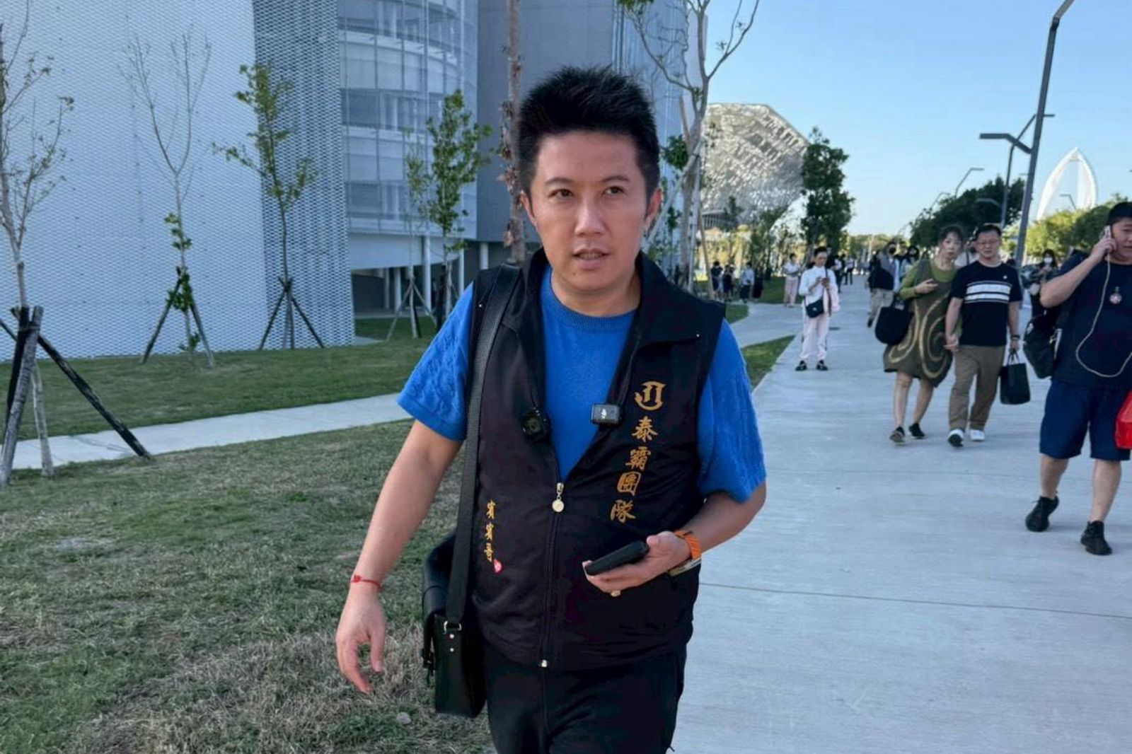 「公益網紅」賓賓哥人設崩塌 遭爆「隱婚」另與一紅粉知己關係匪淺