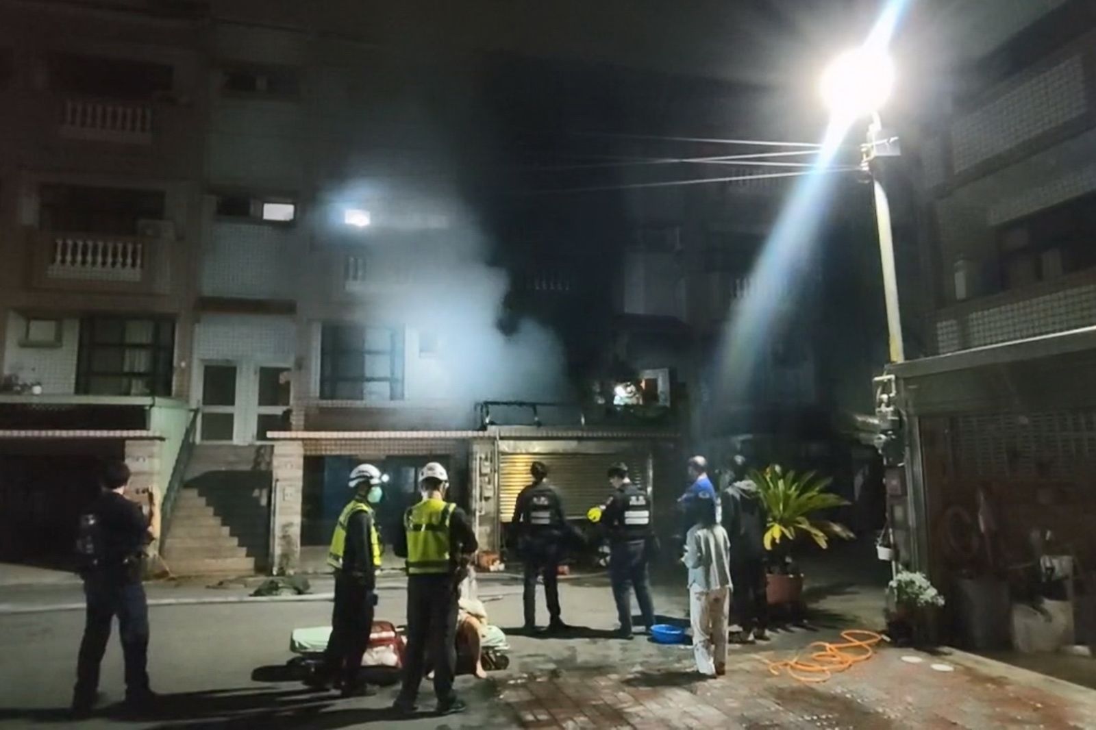 苗栗頭份民宅深夜失火，4人嗆傷送醫。民眾提供