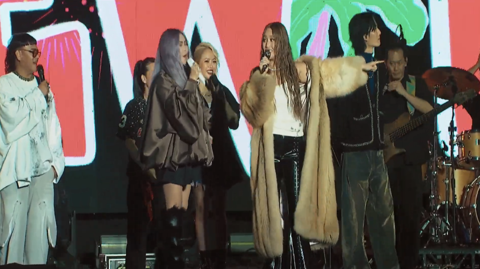 A-Lin指著遠處說，第一次談戀愛在那邊。台東縣政府x 野聲音娛樂提供