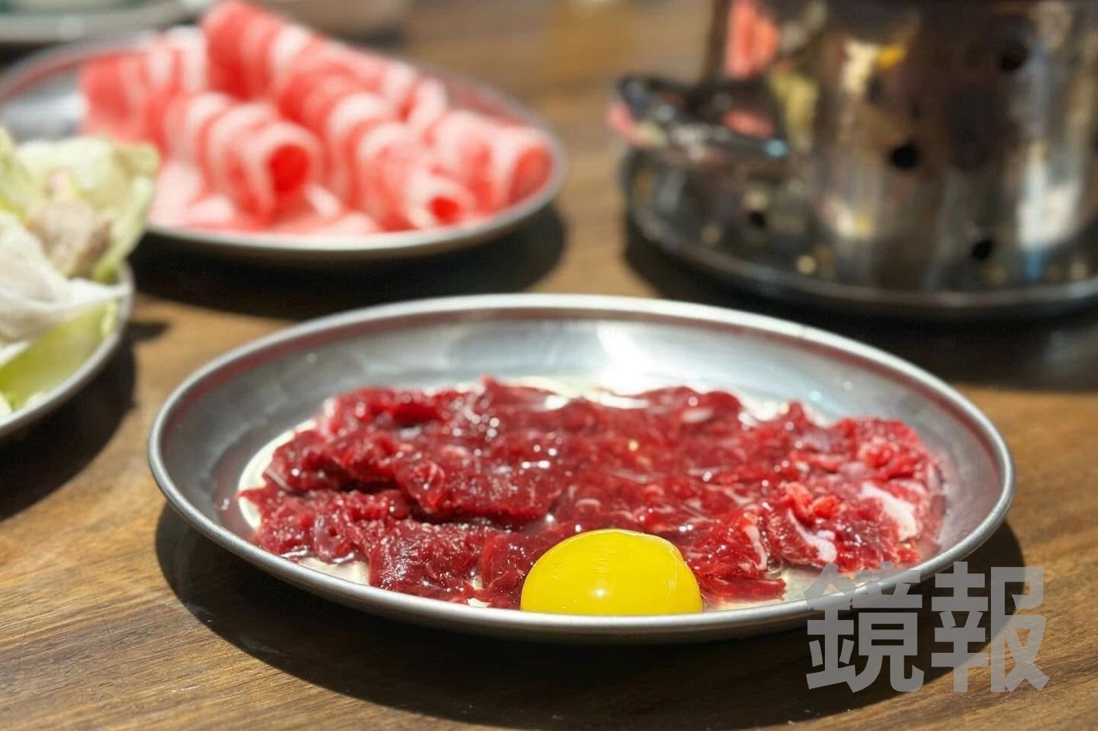 「溫體牛佐生蛋黃」涮到5分熟,柔嫩帶點咬勁。(套餐需加價180元)