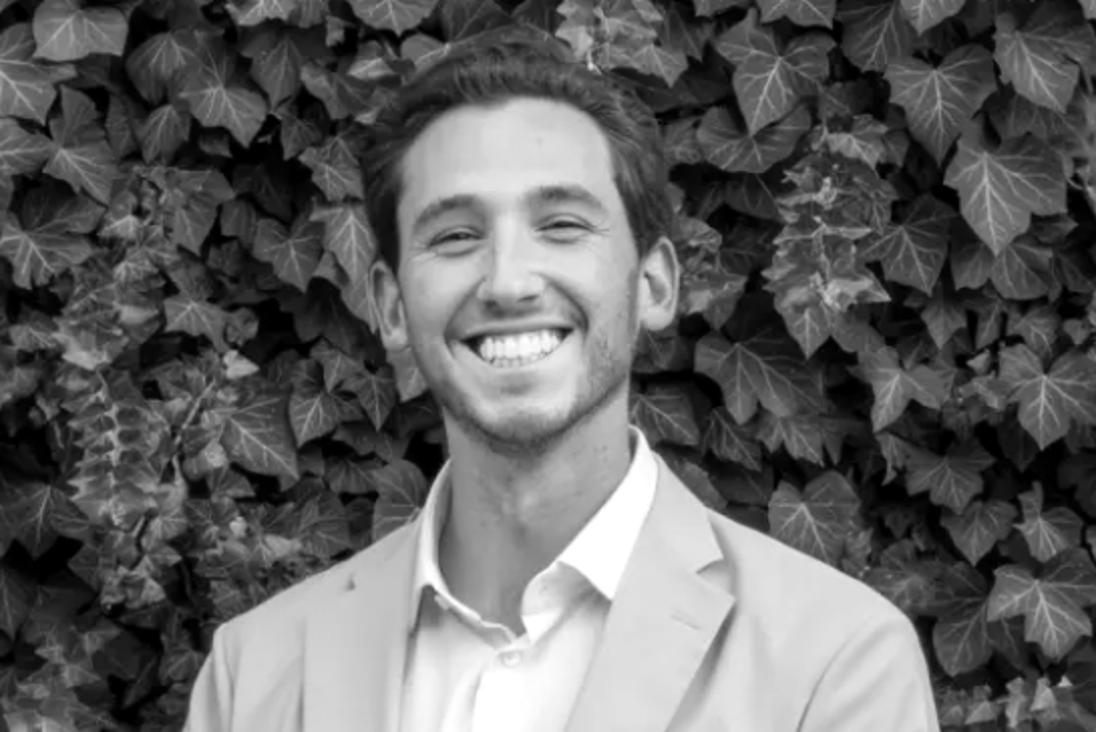 ake Rosencranz在蜜月旅行中於海邊遭雷擊死亡。圖/翻攝自linkedin