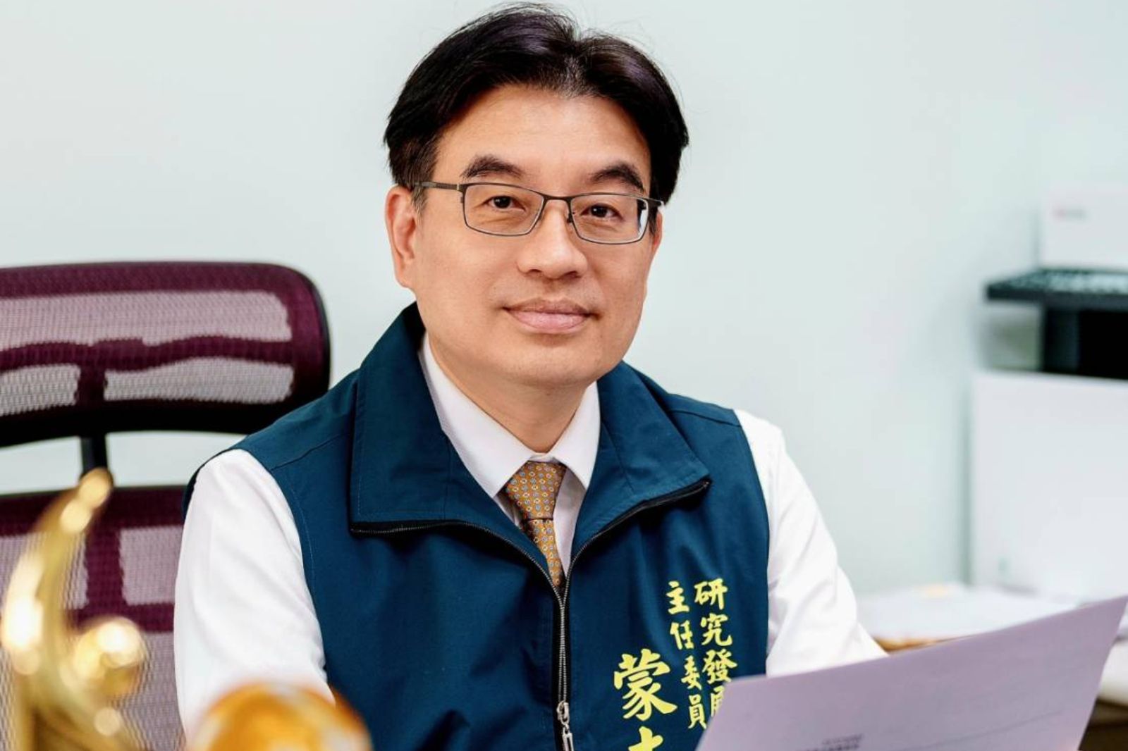 南市研考會主委蒙志成夫婦私用公務車涉犯貪污 　各以50萬、5萬交保