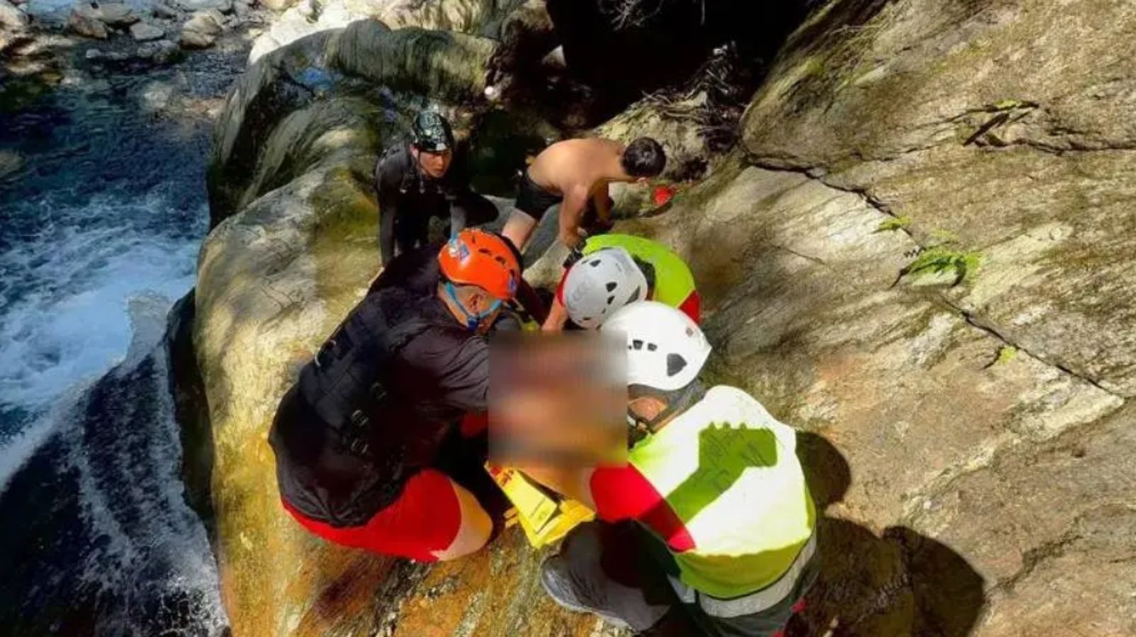 救護人員到場CPR送醫後仍回天乏術。翻攝畫面