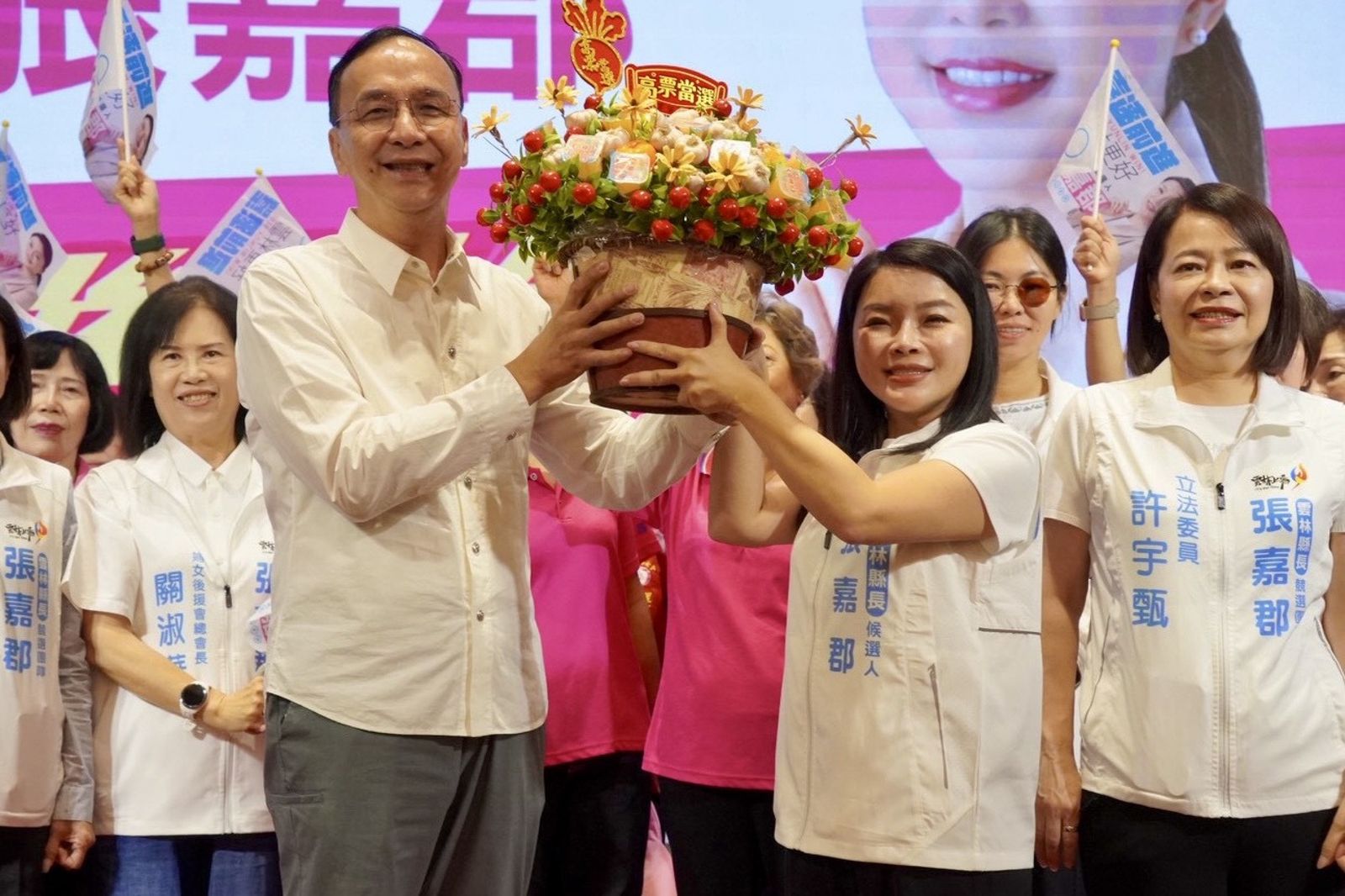國民黨雲林縣長候選人張嘉郡今(29日)出席婦女後援會成立大會。圖/張嘉郡辦公室提供