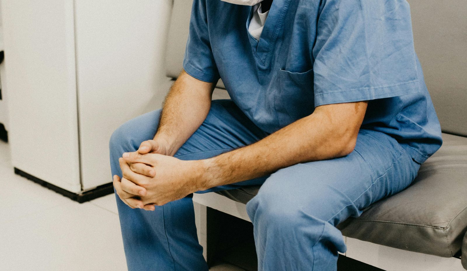 生病不敢請假！急診醫深夜見同行被病人傳染　「掛急診自費打針」再硬撐上班