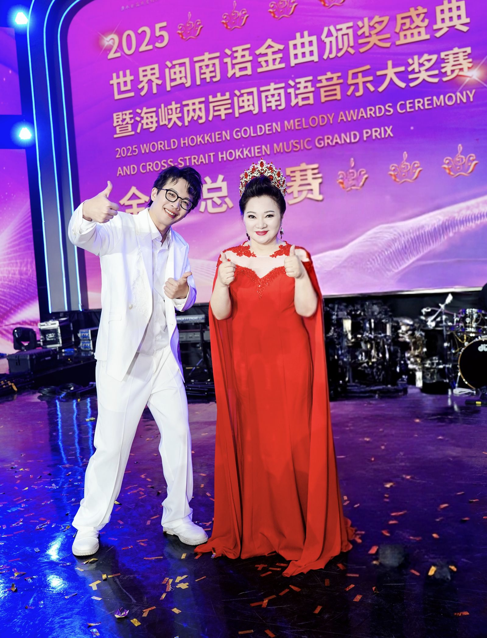 陳思瑋（左）拿到世界冠軍，特別感謝恩師白冰冰。世界閩南語金曲盛典組委會、長興影視提供