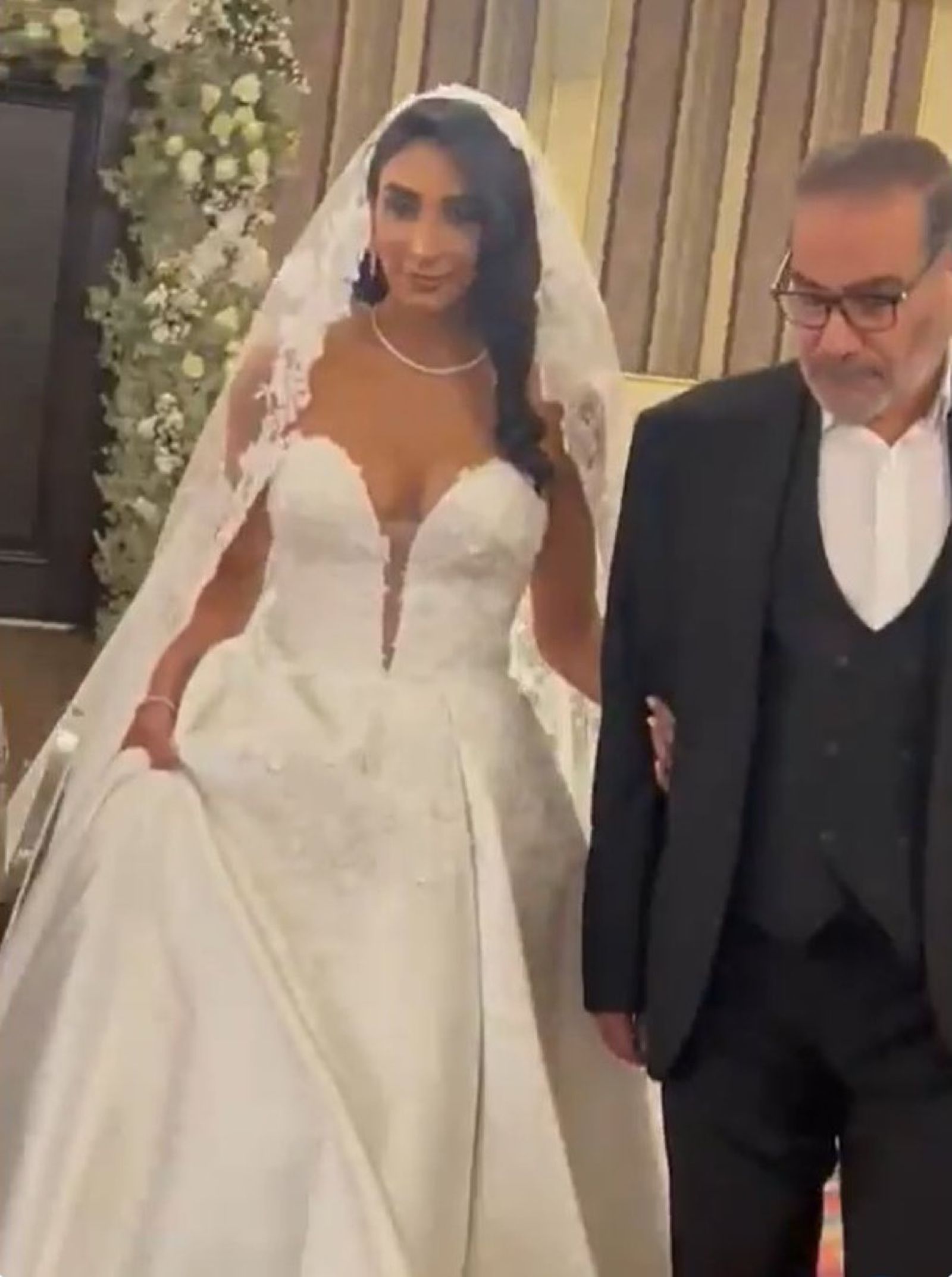 法蒂瑪身穿低胸婚紗現身婚禮。圖/翻攝自X