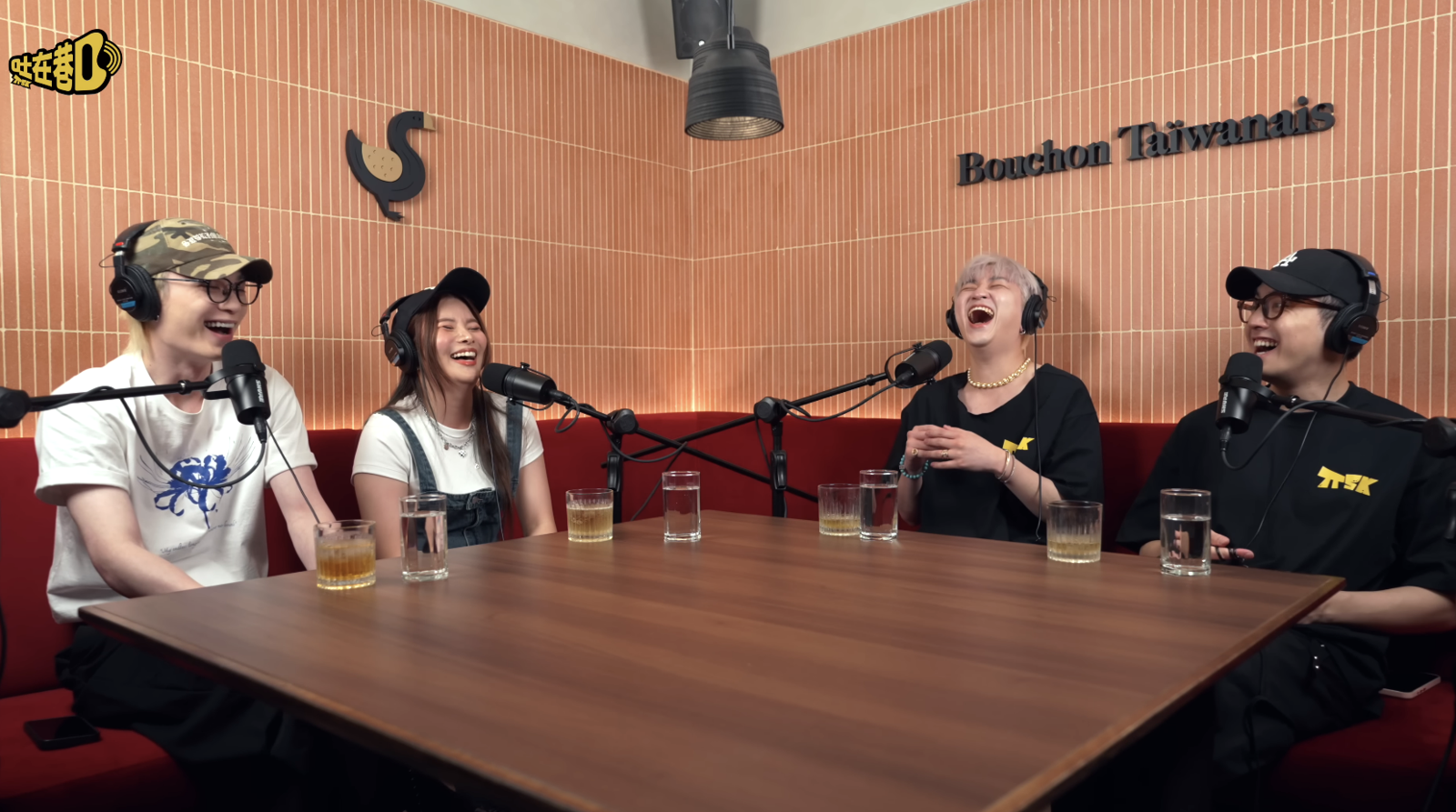 董仔在一群雙子座男面前聊「如何倒追雙子男」。翻攝吐在巷口 TTSK YouTube