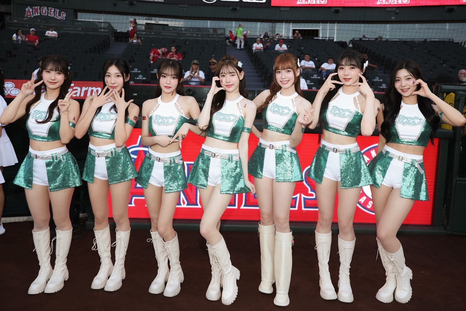 前進洛杉磯登MLB主場!洋基女孩被美國球迷包圍狂拍 飛飛驚喊:認出我了