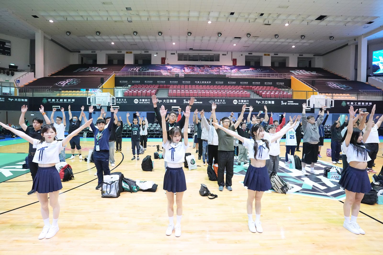洋基女孩帶粉絲跳操，畫面有趣。洋基工程提供